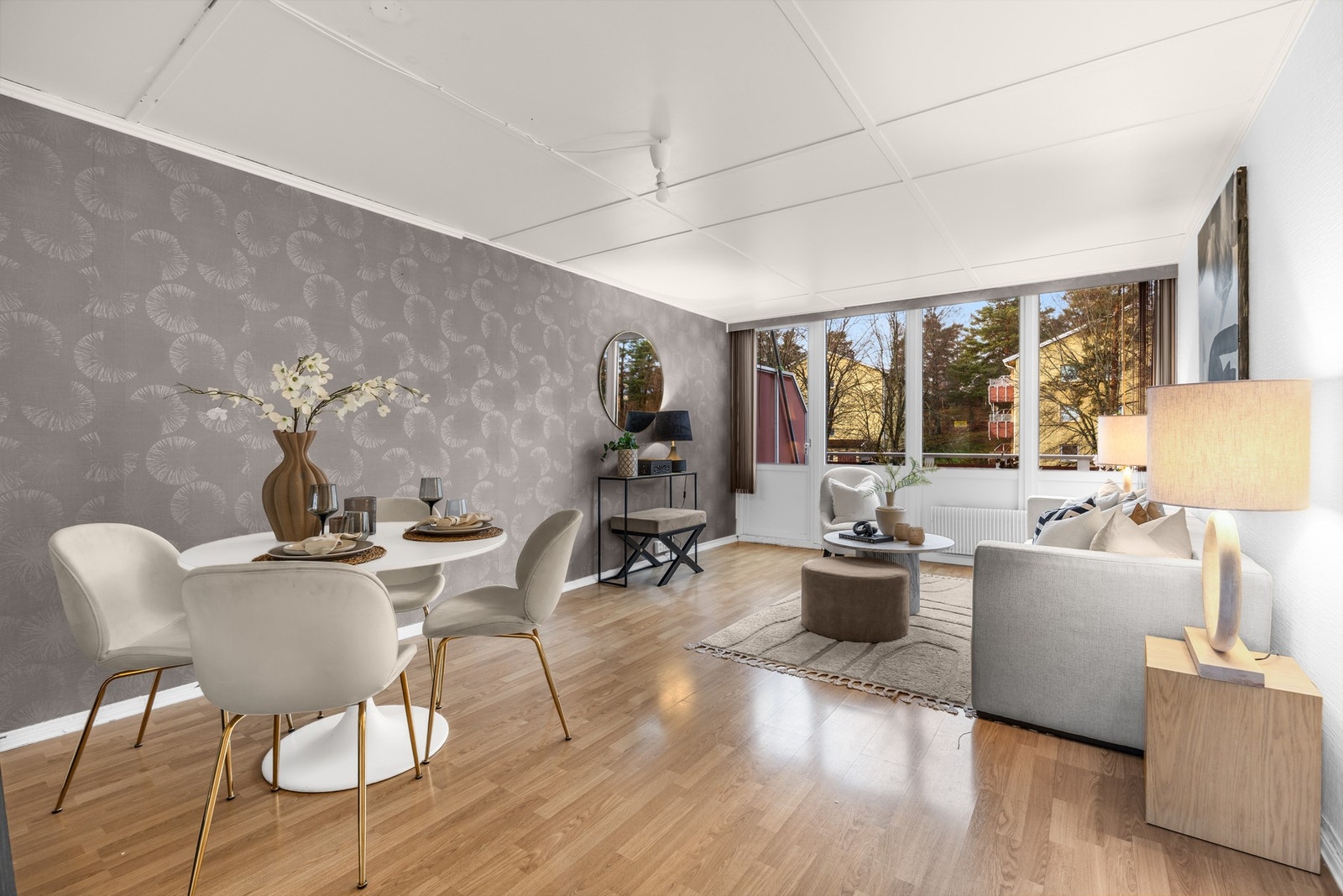 Stuen er lys og innbydende med gode innvendige lysforhold Galleribilde