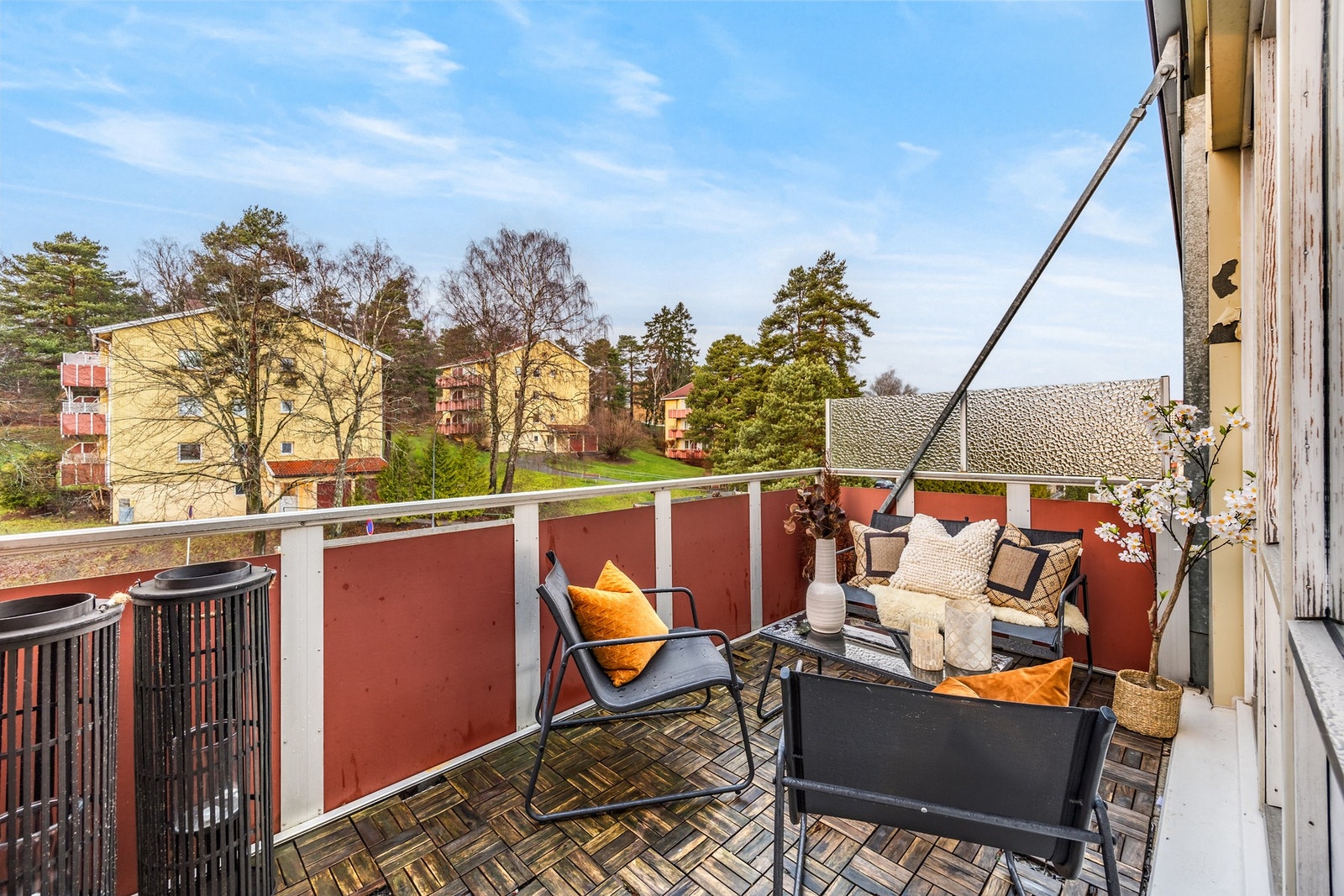 Balkongen byr på plass til sittegruppe og grill om ønskelig Galleribilde