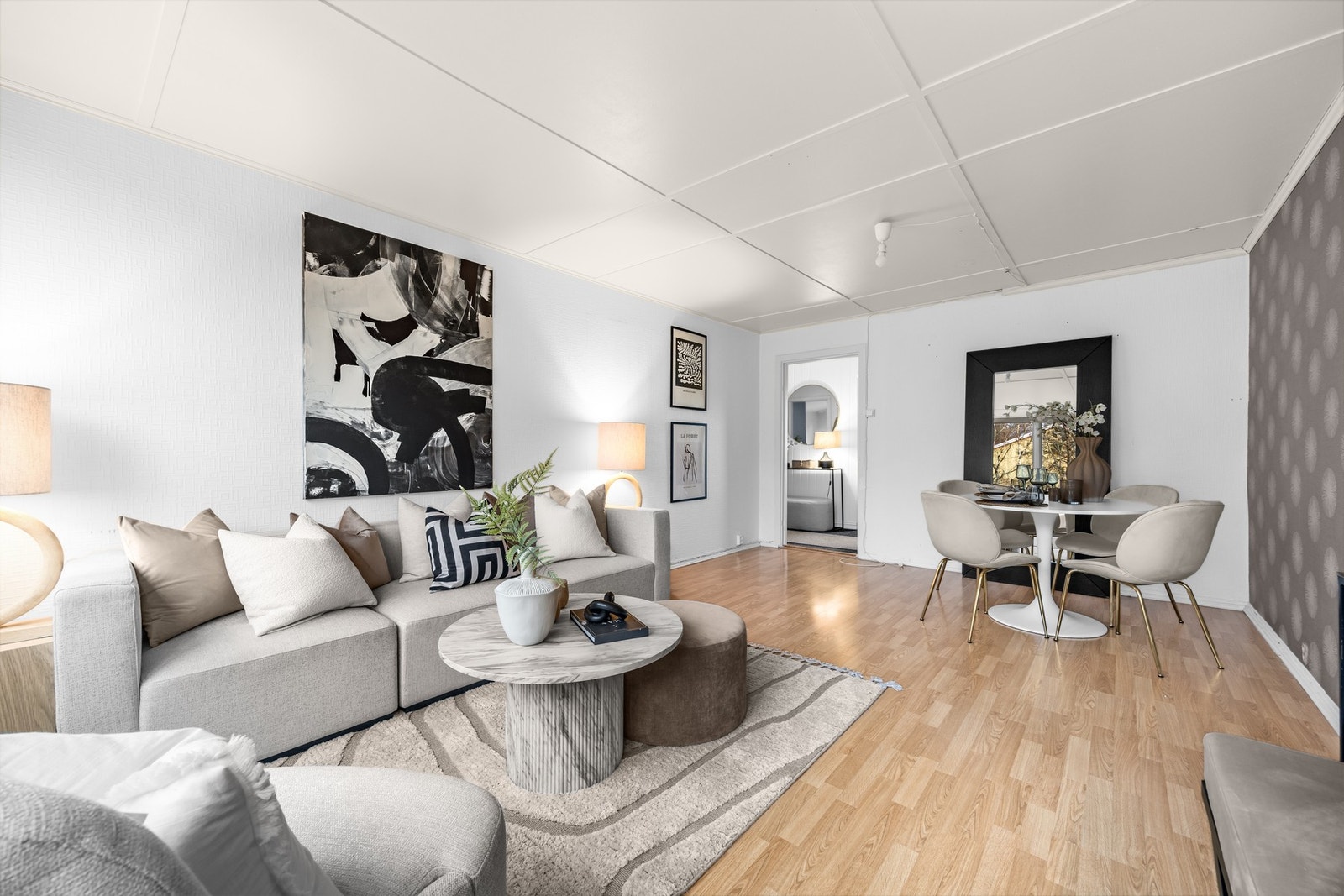 Stuen er lys og luftig med god møbleringsfrihet Galleribilde