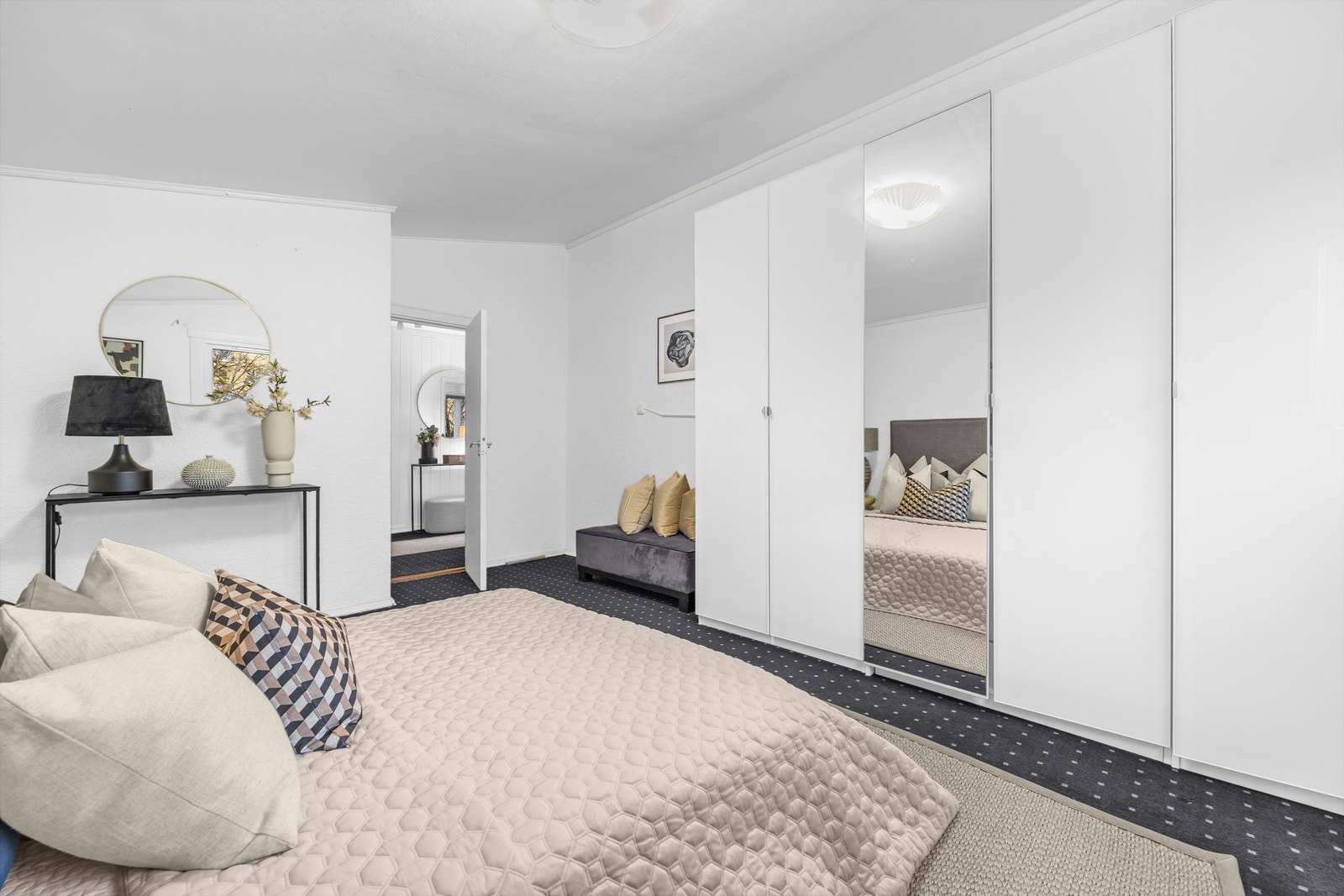 Soverom I byr på godt med lagringsplass Galleribilde