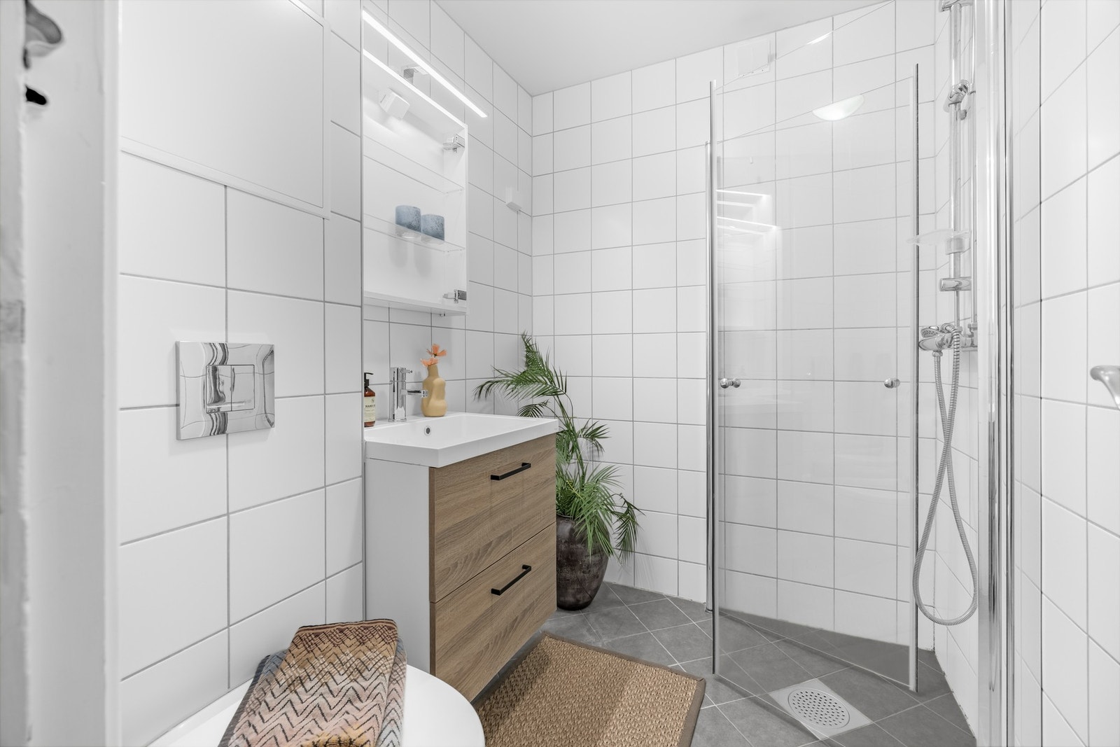 Pent flislagt bad med moderne innredning Galleribilde