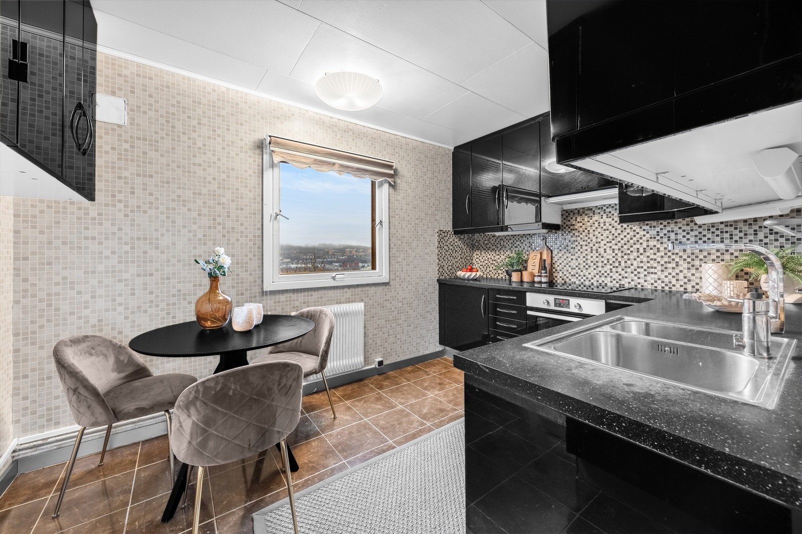 Adskilt kjøkken med fin plass til kjøkkenbord Galleribilde