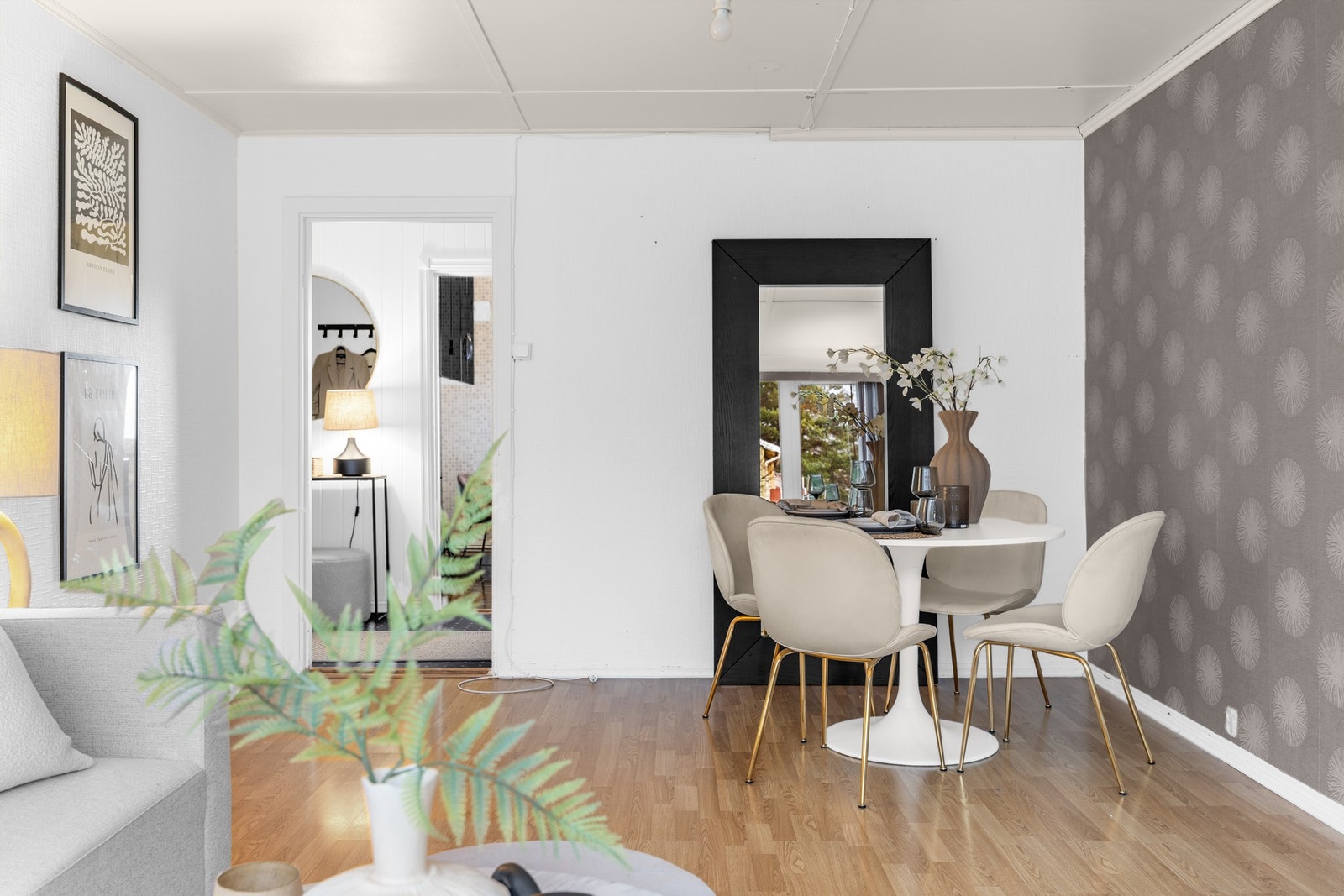 Tapet på en vegg gir en fin kontrast til de lyse veggene Galleribilde