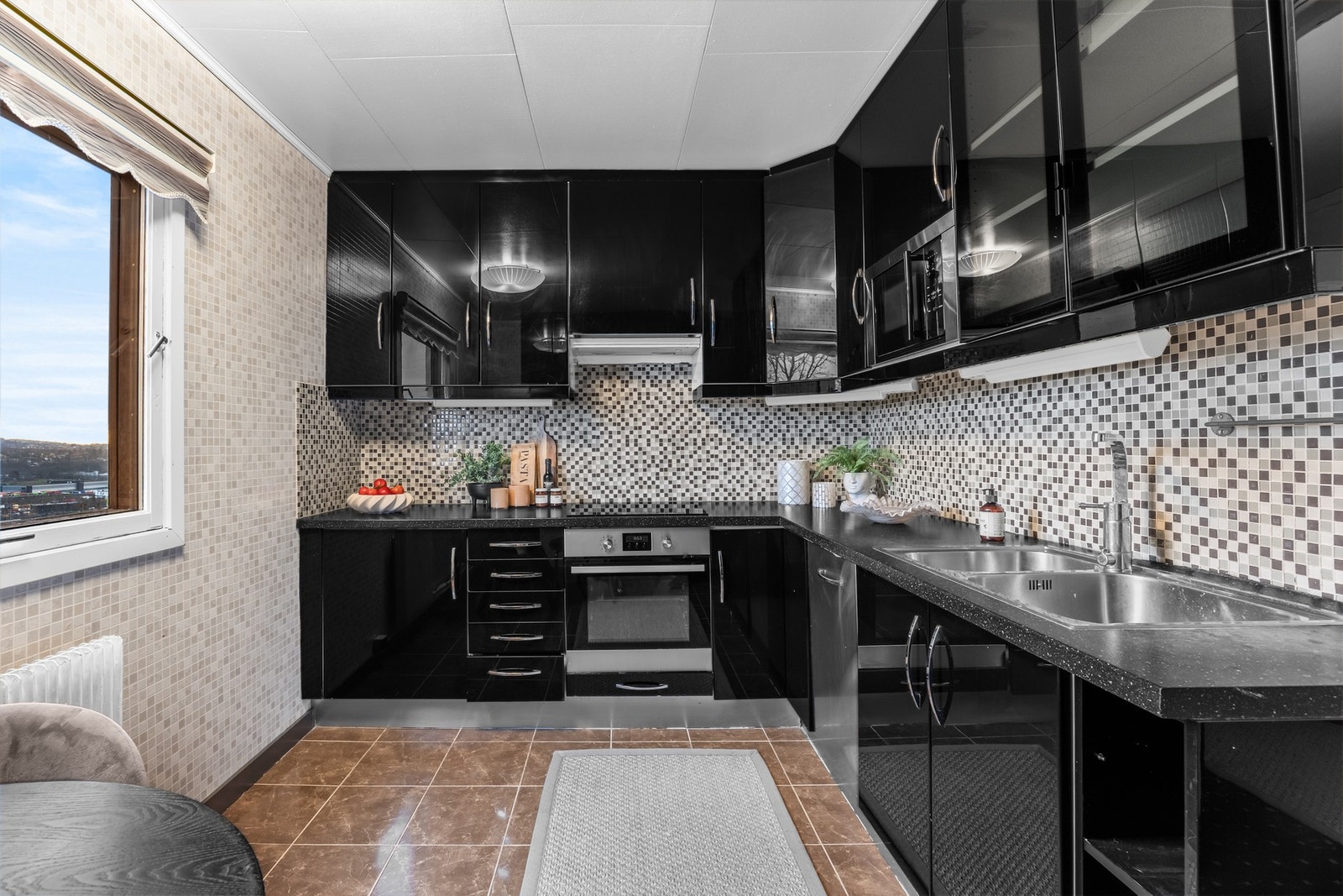 Kjøkkenet byr på godt med skap-/og benkeplass Galleribilde