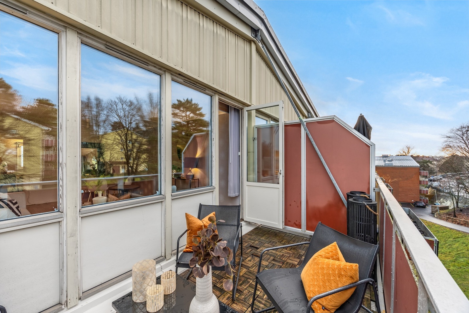 Balkongen gir en fin forlengelse av stuen på sommerstid Galleribilde