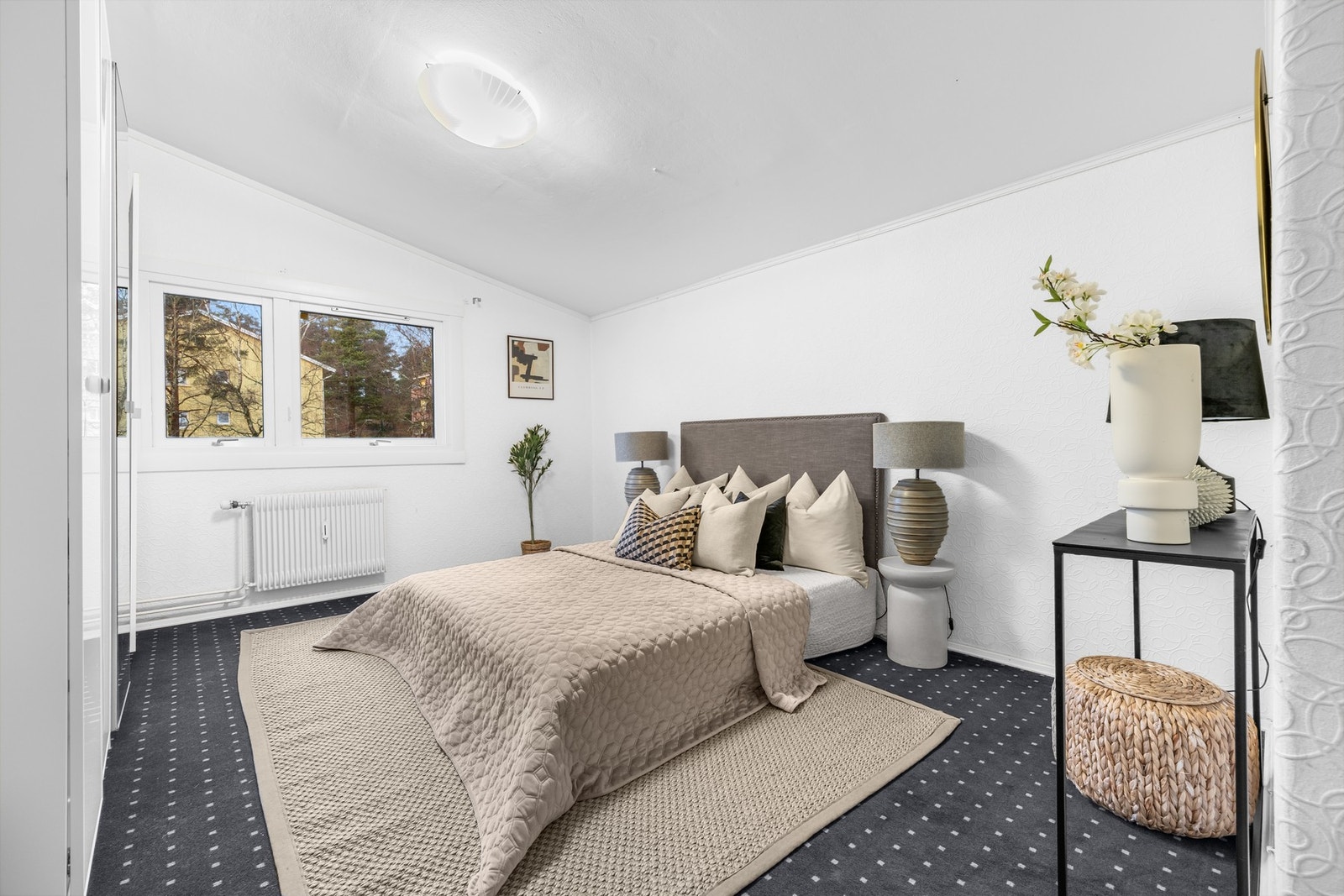 Soverom I har generøs størrelse og god plass til dobbeltseng med tilhørende nattbord Galleribilde