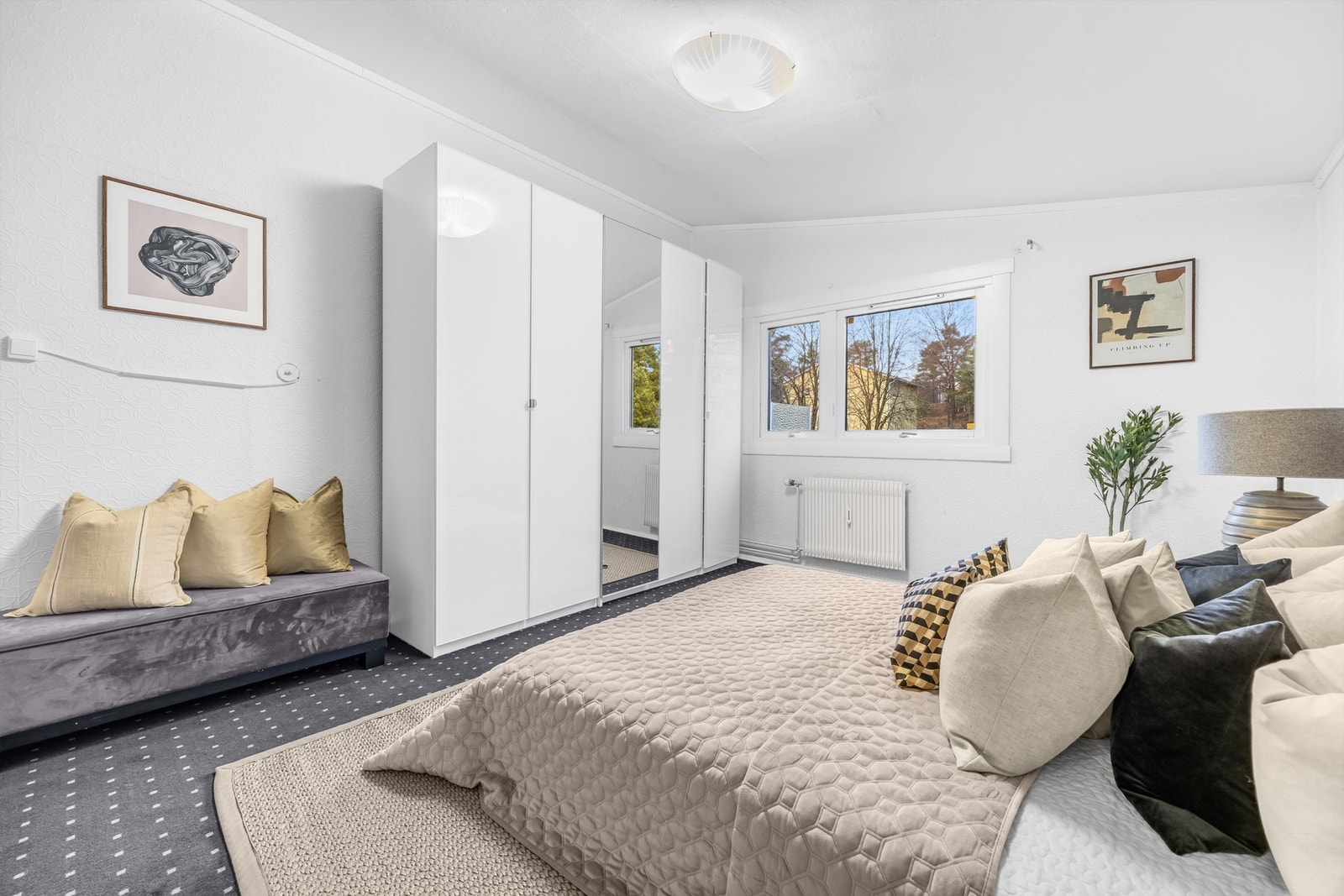 Soverom I er malt i en lys og moderne farge Galleribilde