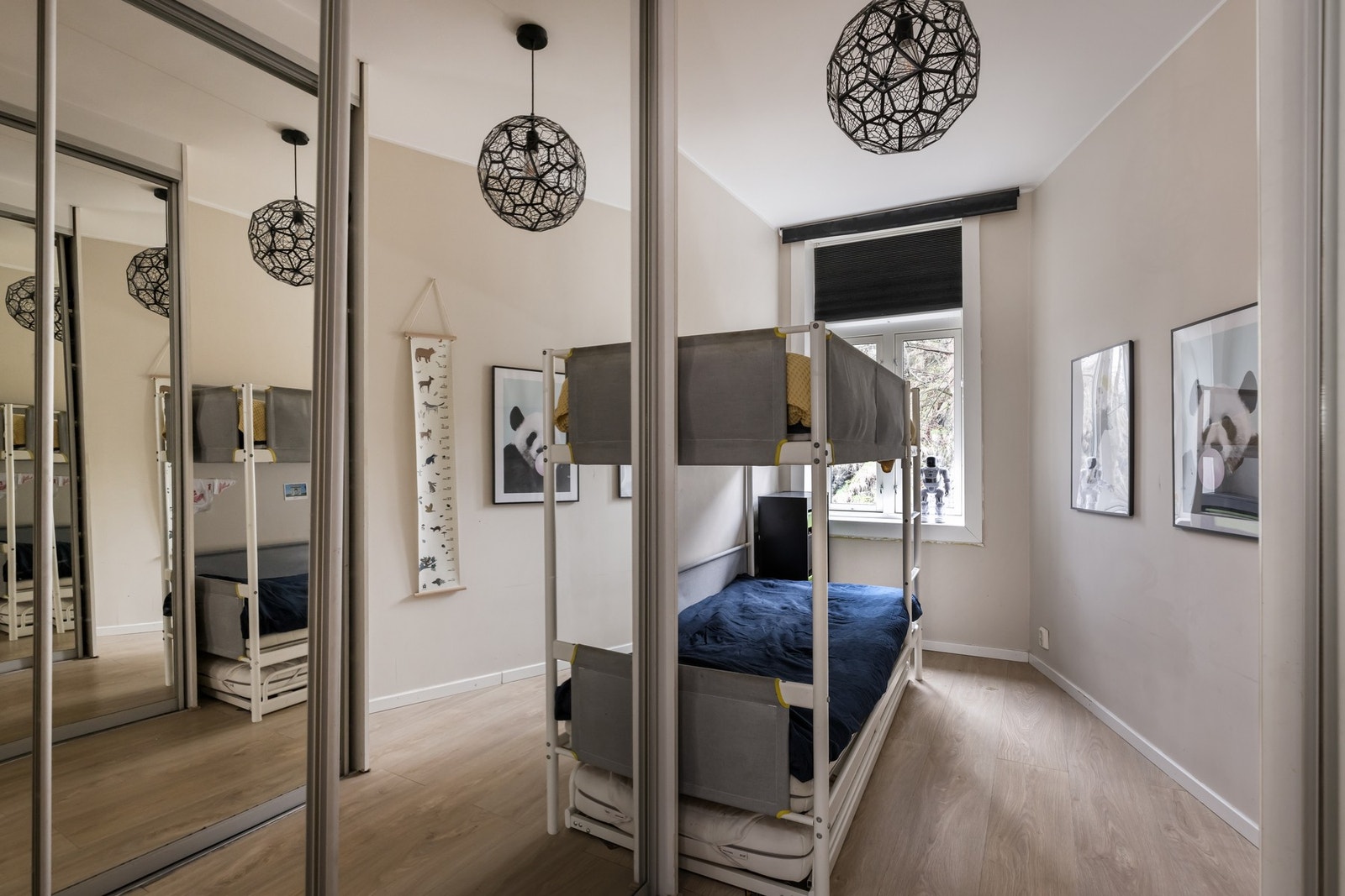 Soverom II. Speil skyvedørsgarderobe i forkant av sengen. Galleribilde