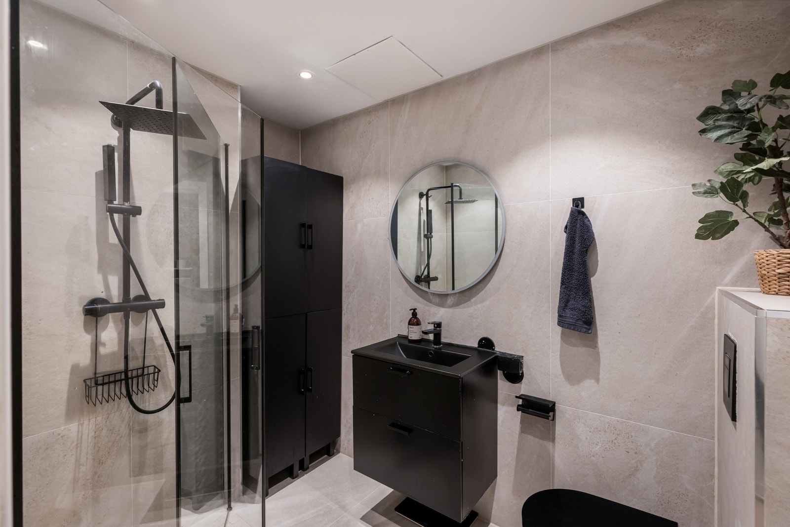 Et svært delikat bad med lyse overflater og sorte detaljer, oppgradert i 2022 med flis-på-flis. Underliggende konstruksjoner antas å være fra 2010. Galleribilde