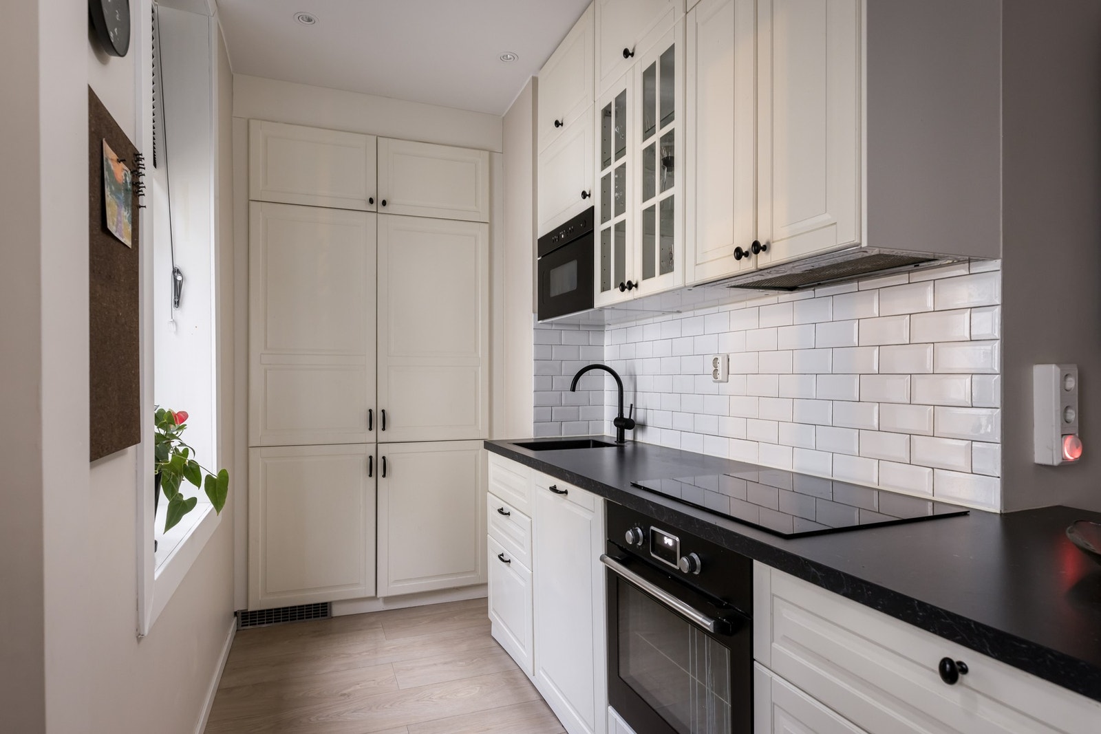 Et velutnyttet kjøkken, nytt fra 2022 med integrerte hvitevarer. Galleribilde