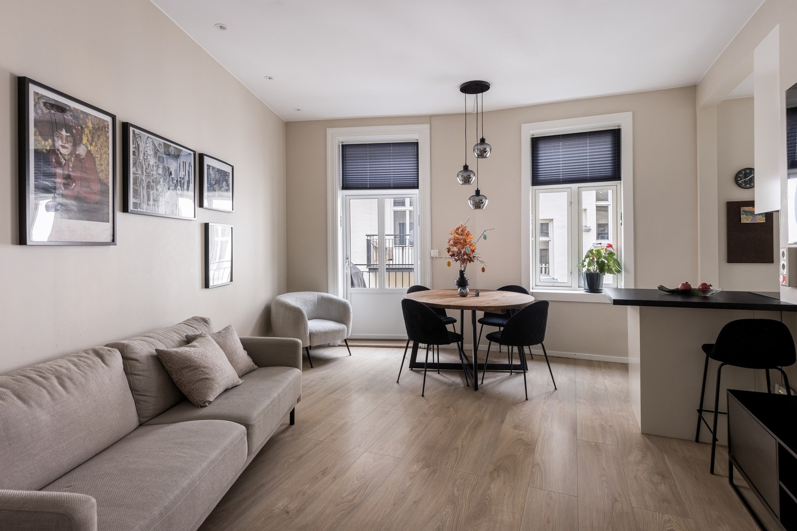 Leiligheten har en innbydende og moderne standard, med flere påkostninger foretatt i 2022. Galleribilde