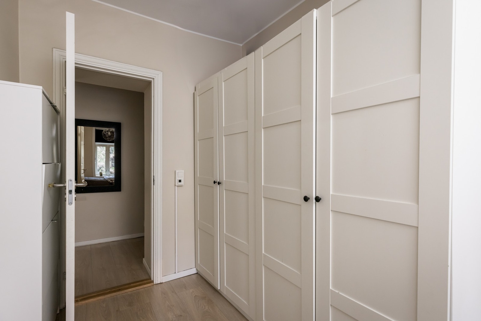 Gode oppbevaringsmuligheter i medfølgende klesskap t.h. Galleribilde