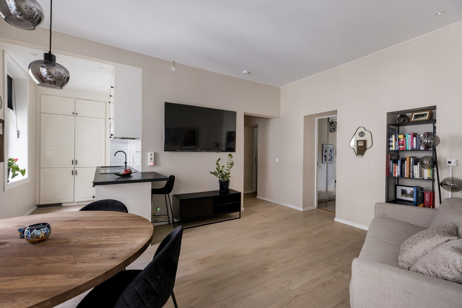 I 2022 ble det bl.a. også byttet vinduer, satt inn nye spotlights, nye innvegger i stue (og ett av soverommene), og lagt nytt gulv med varme. Galleribilde