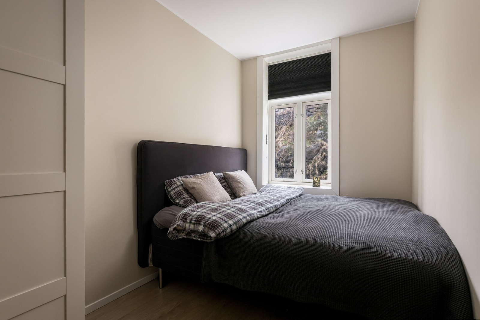 Begge leilighetens soveorm er av god størrelse med vindu ut mot rolige omgivelser. Galleribilde