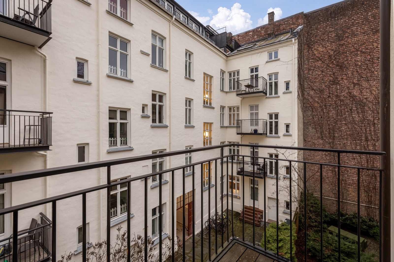 Balkongen er på ca. 3 m2 og vender inn mot en rolig bakgård - en fin plass å nyte varme sommerdager. Galleribilde