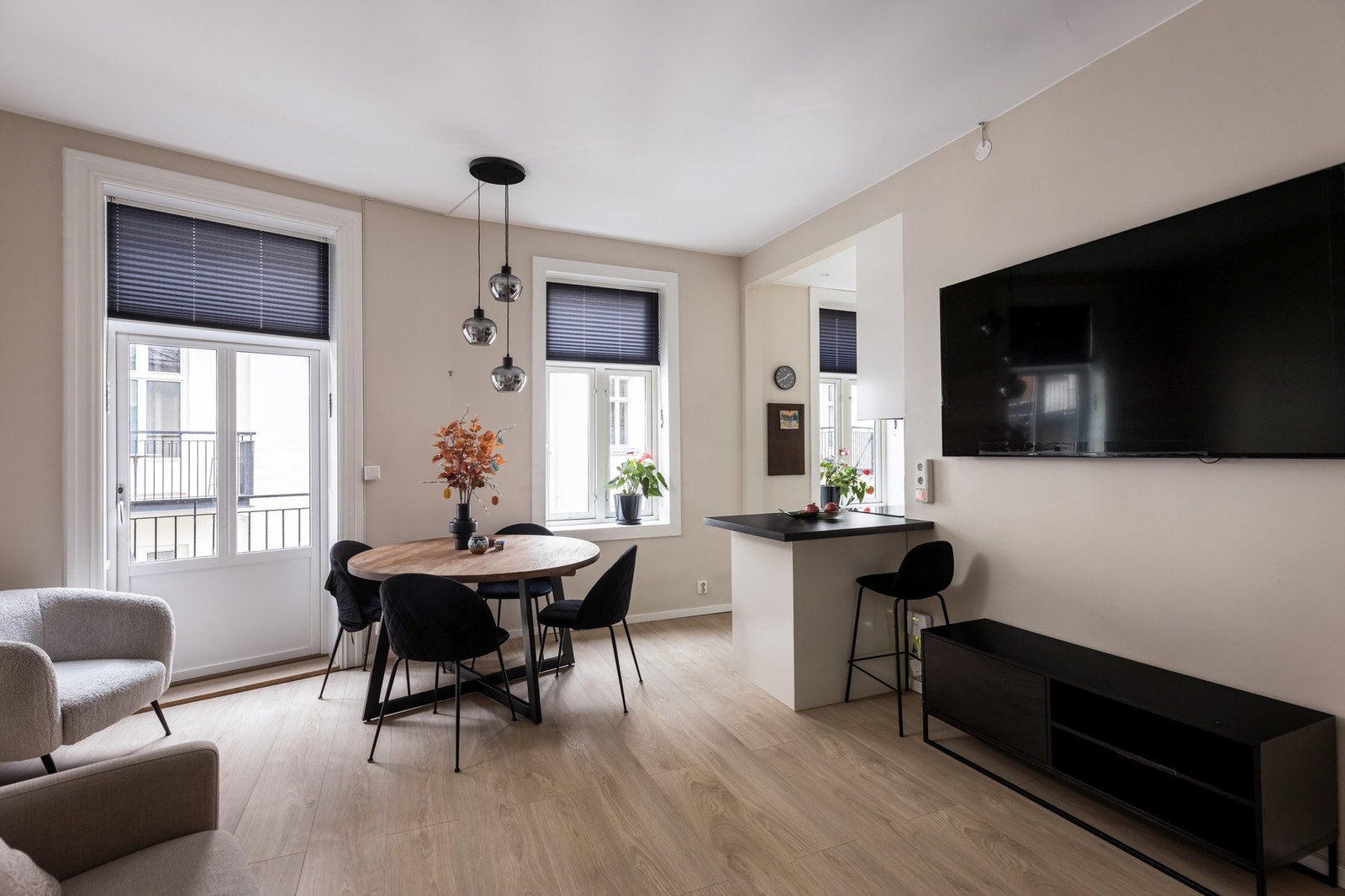 Gjennomgående planløsning med store vindusflater som gir godt med lysinnslipp. Galleribilde