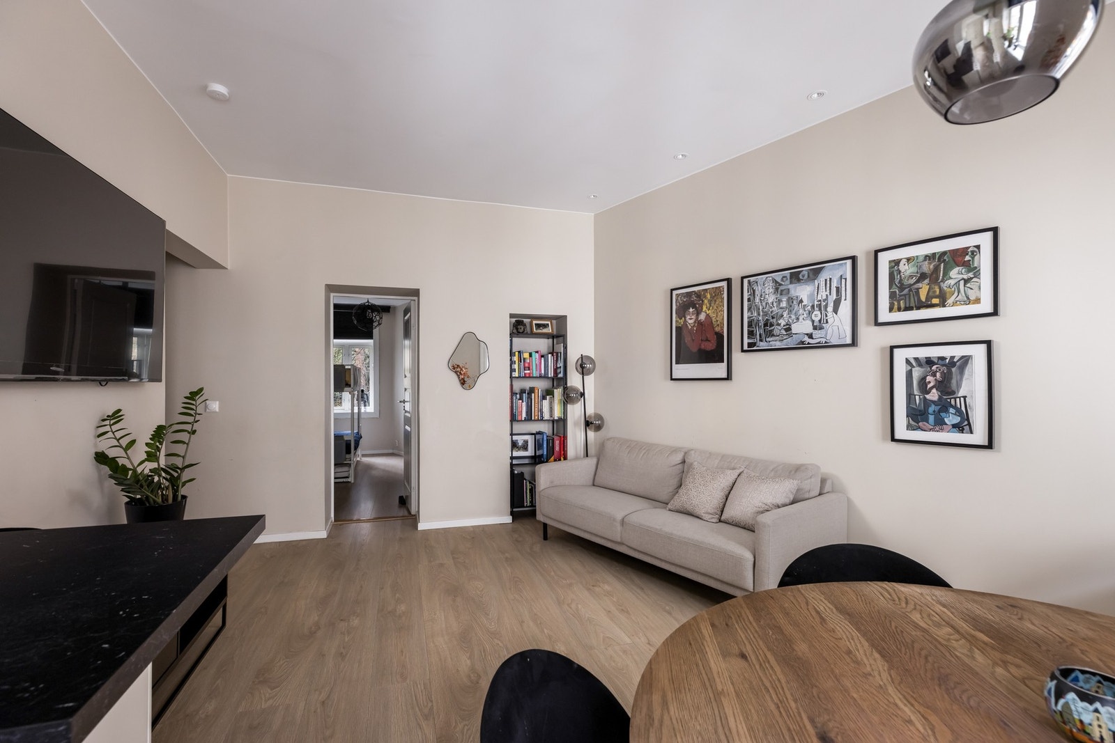 En luftig takhøyde på ca. 2,86 m bidrar til en god romfølelse. Galleribilde