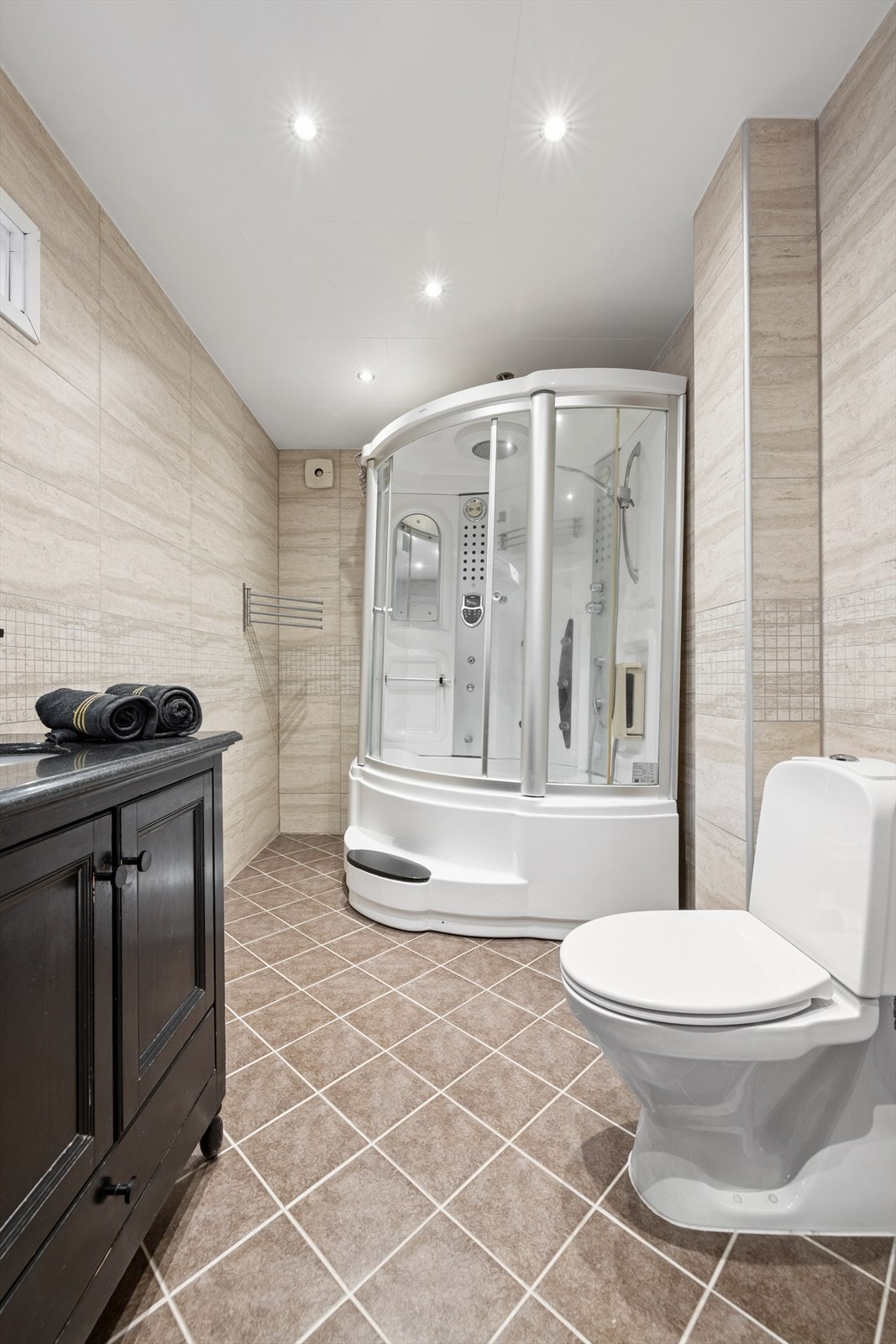 Flislagt baderom som varmes opp ved bruk av varmekabler. Galleribilde