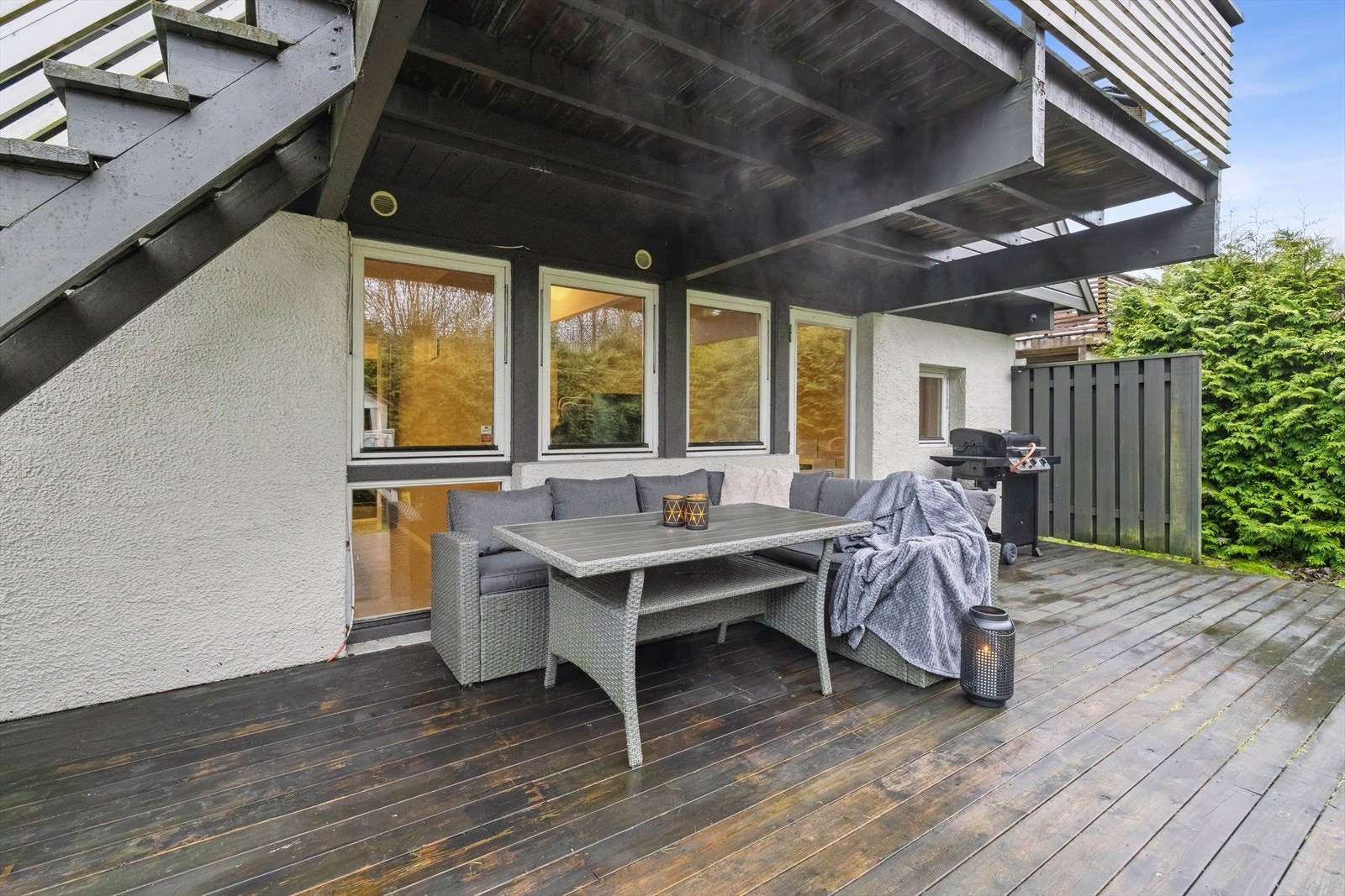 Terrassen utenfor soverommene har god plass til hagemøbler. Galleribilde