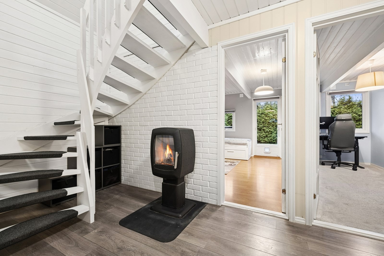 Fra hallen er det trappeadkomst til boligens andre etasje. Galleribilde