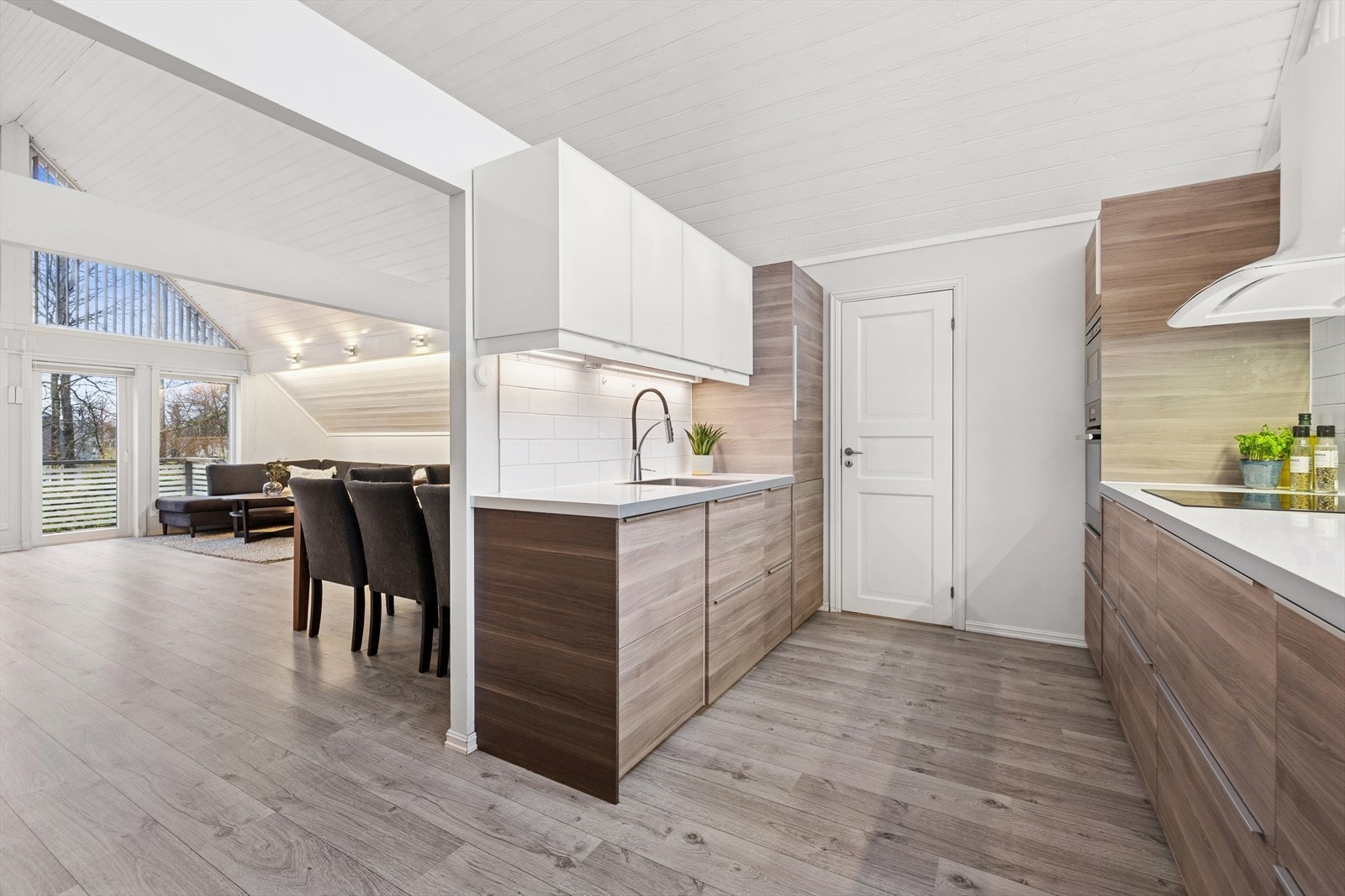 Fra stuen er det videre adkomst til kjøkkenet. Galleribilde