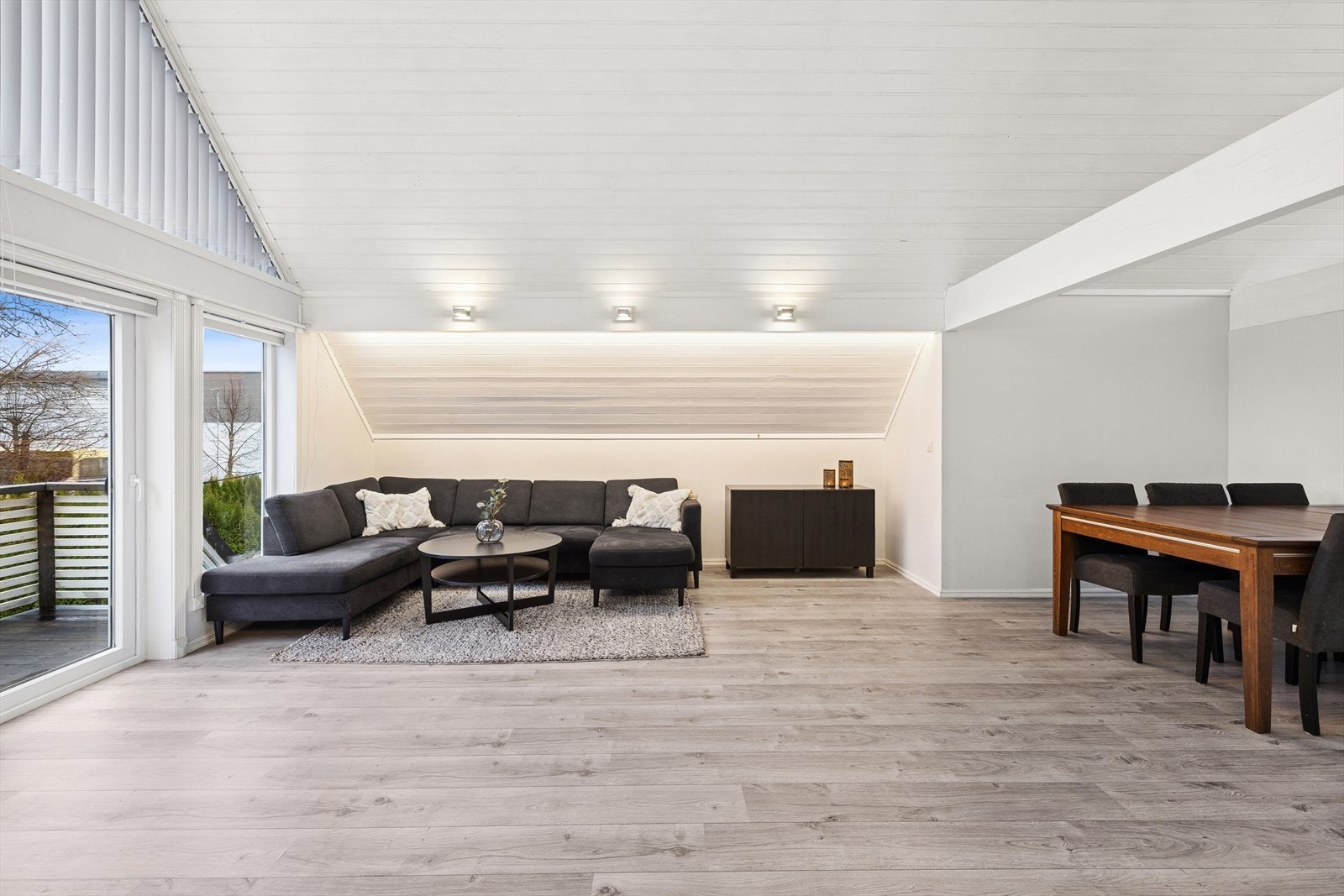 Her er det rikelig med plass til både sofagruppe og spisebord. Galleribilde