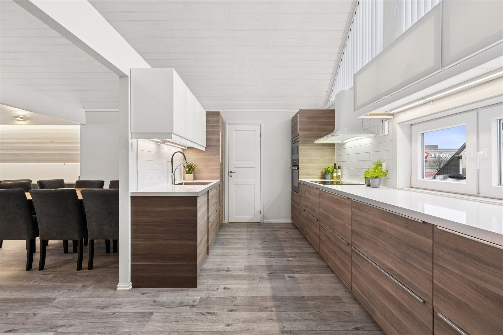 Kjøkkenet har en moderne innredning med glatte fronter og laminat benkeplate. Galleribilde