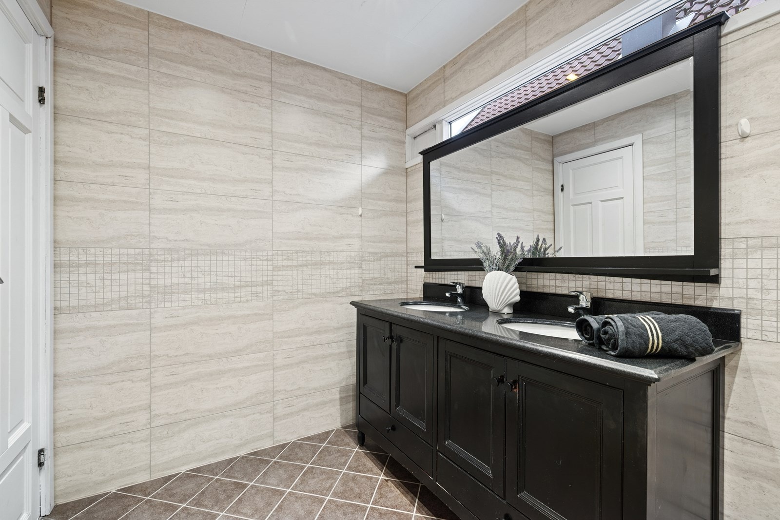 Avtrekk via elektrisk styrt vifte og tiluft via dørterskel. Galleribilde