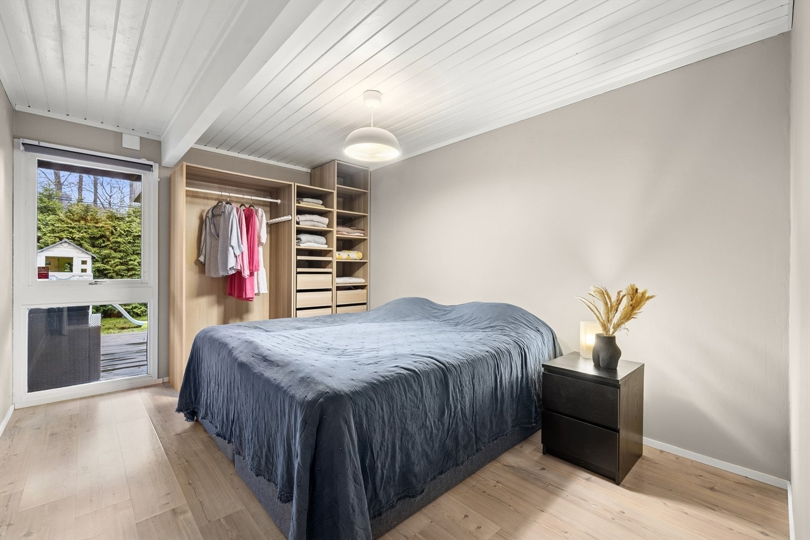 Rommet har også plass til en stor garderobeløsning. Galleribilde