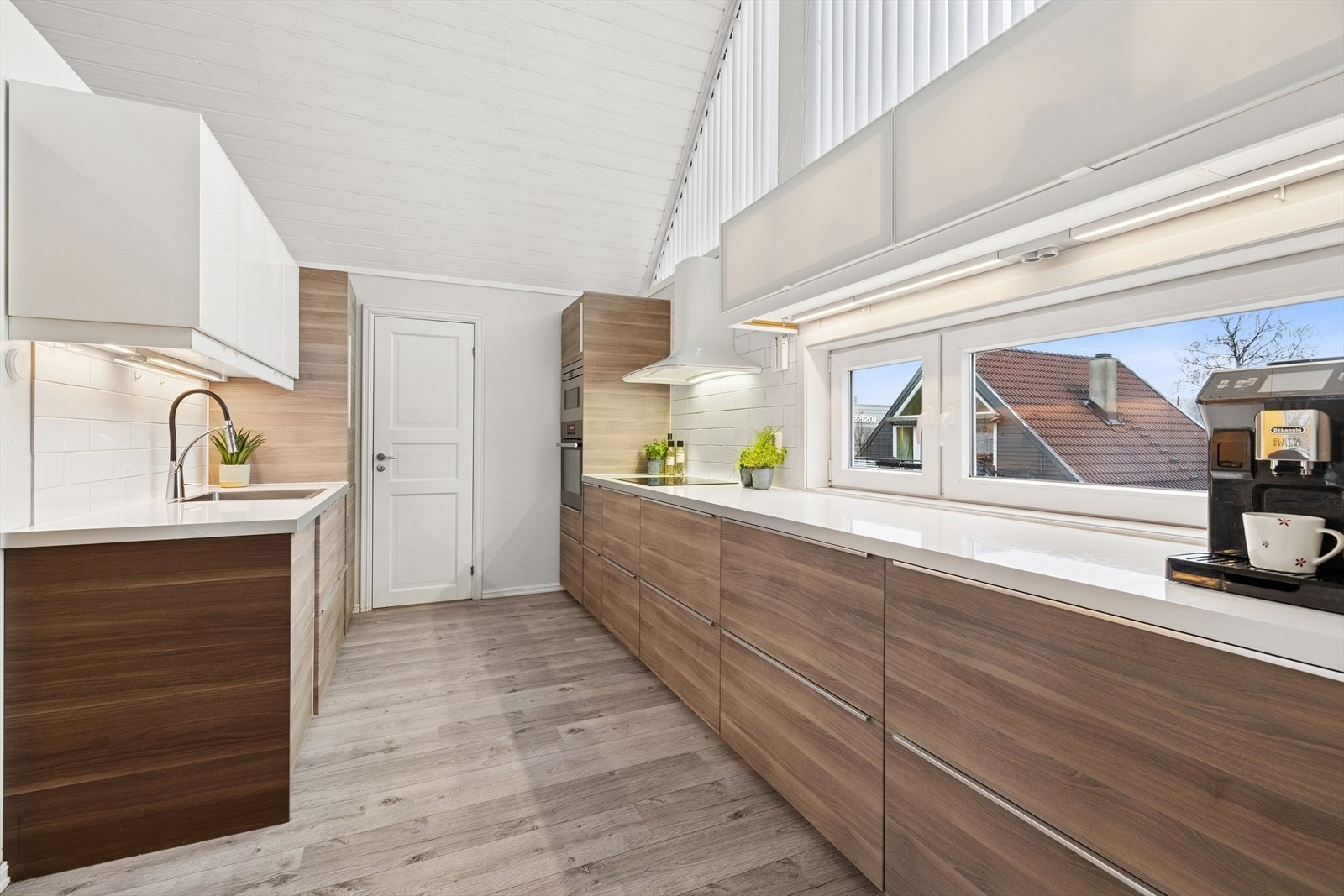 Det er rikelig med skapplass og god benkeplass. Galleribilde