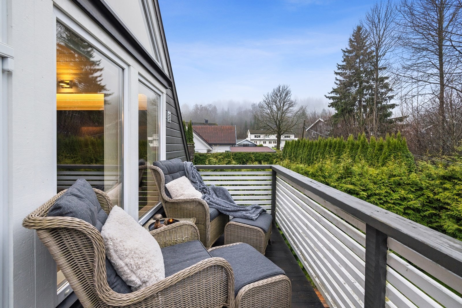 Balkongen har god plass til hagemøbler. Galleribilde