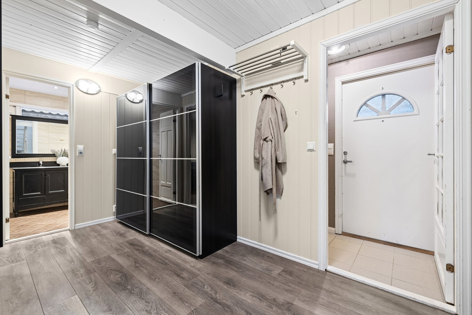 Fra entreen kommer du inn i en romlig hall. Her får du god plass til å henge fra deg yttertøy og plassere fottøy. Galleribilde