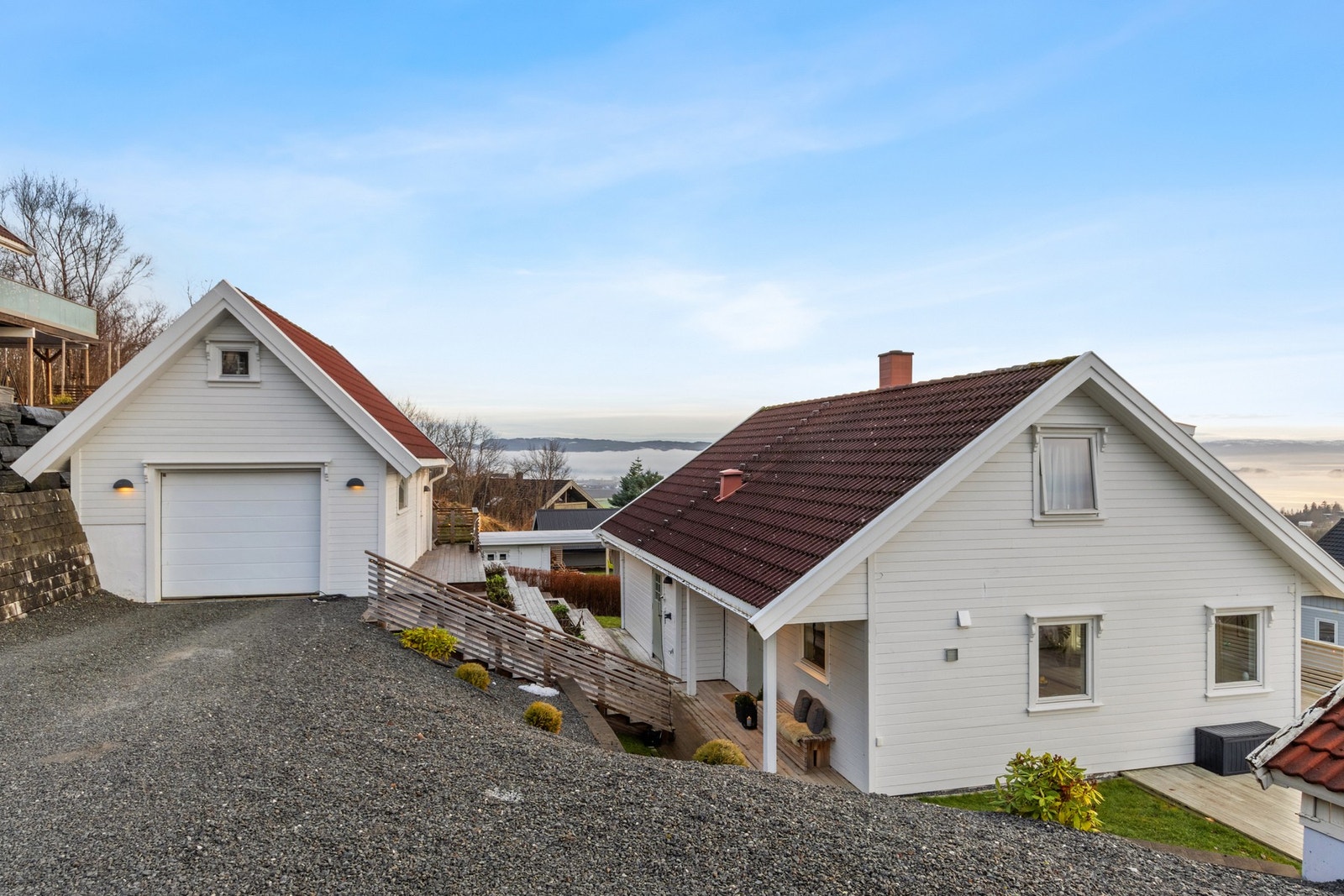 Boligen har egen garasje - Elbil lader innvendig. Galleribilde