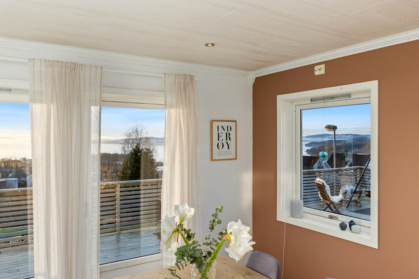 Området er kjent for sin beliggenhet med kort veg inn til alle servicefunksjoner til Straumen sentrum. Galleribilde