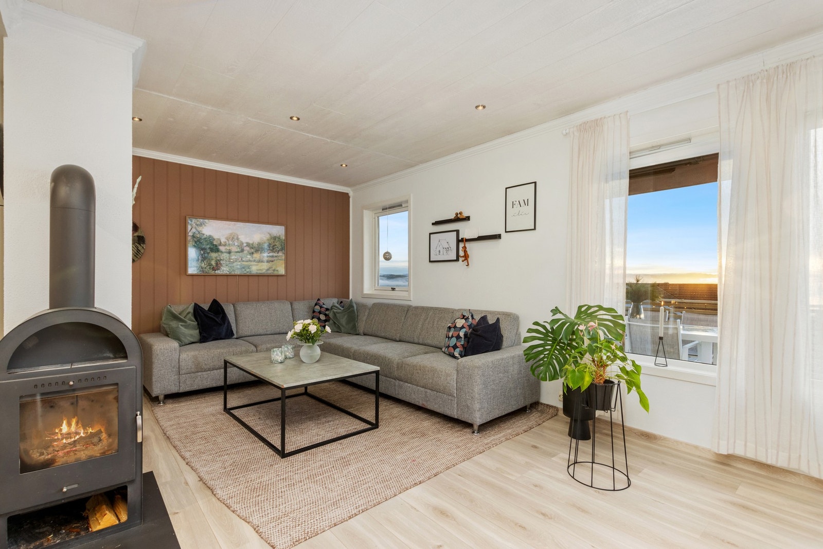 Stue - boligen har oppvarmingskilder via varmepumpe og vedovn. Galleribilde