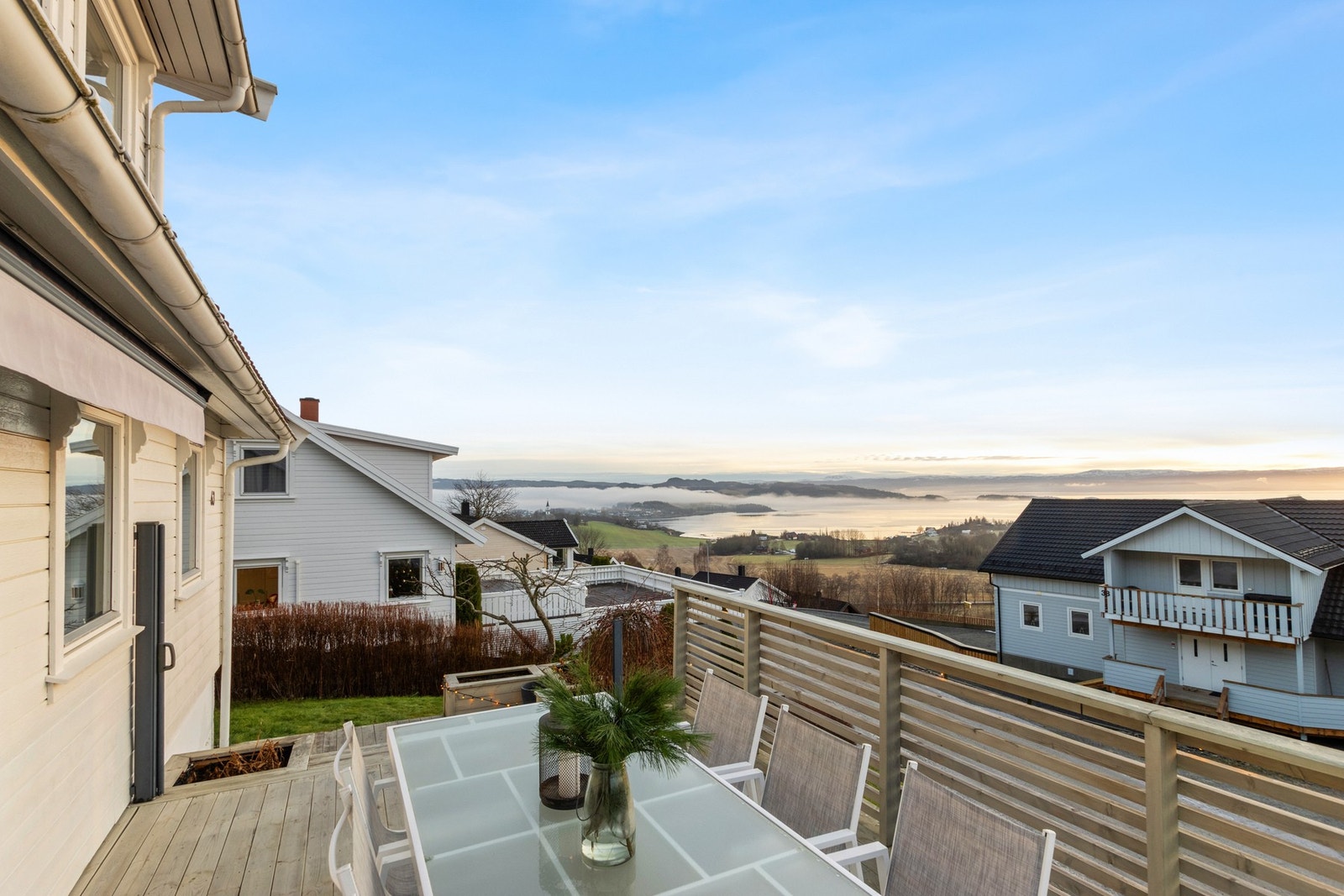 Boligen ligger med en storslagen utsikt i flere retninger. Galleribilde