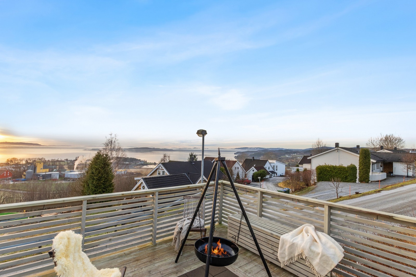 Veranda på over 100 kvm med muligheter for mange utvendige soner vendt mot utsikten. Galleribilde