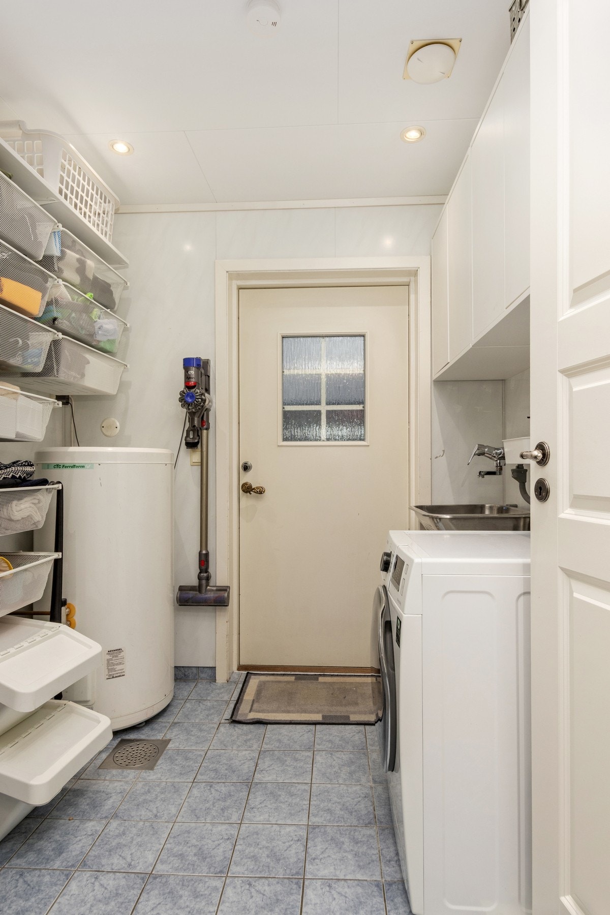 Praktisk vaskerom med egen inn/utgang Galleribilde