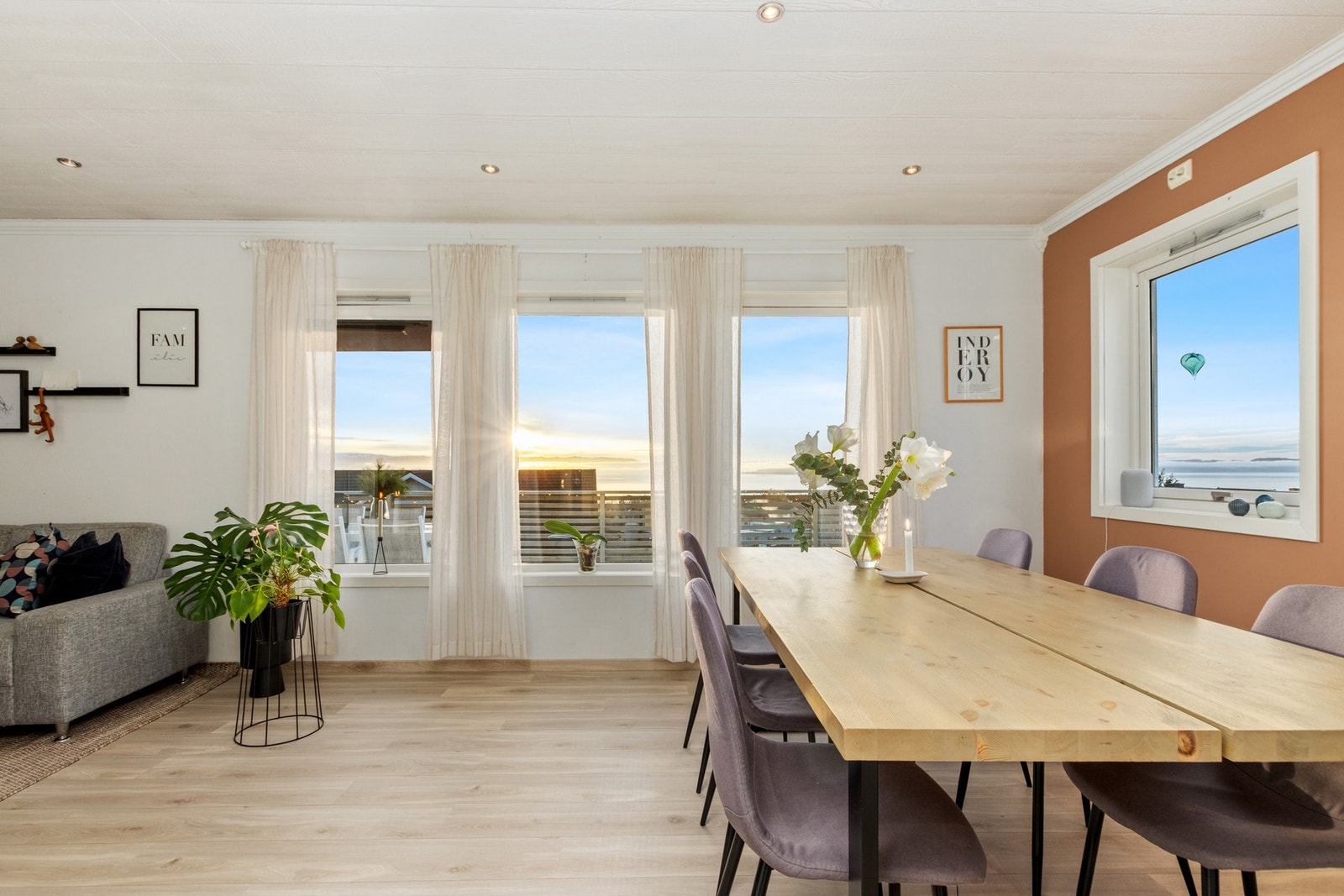 Alle oppholdsrommene i boligen har vinduer vendt ut mot utsikten. Galleribilde