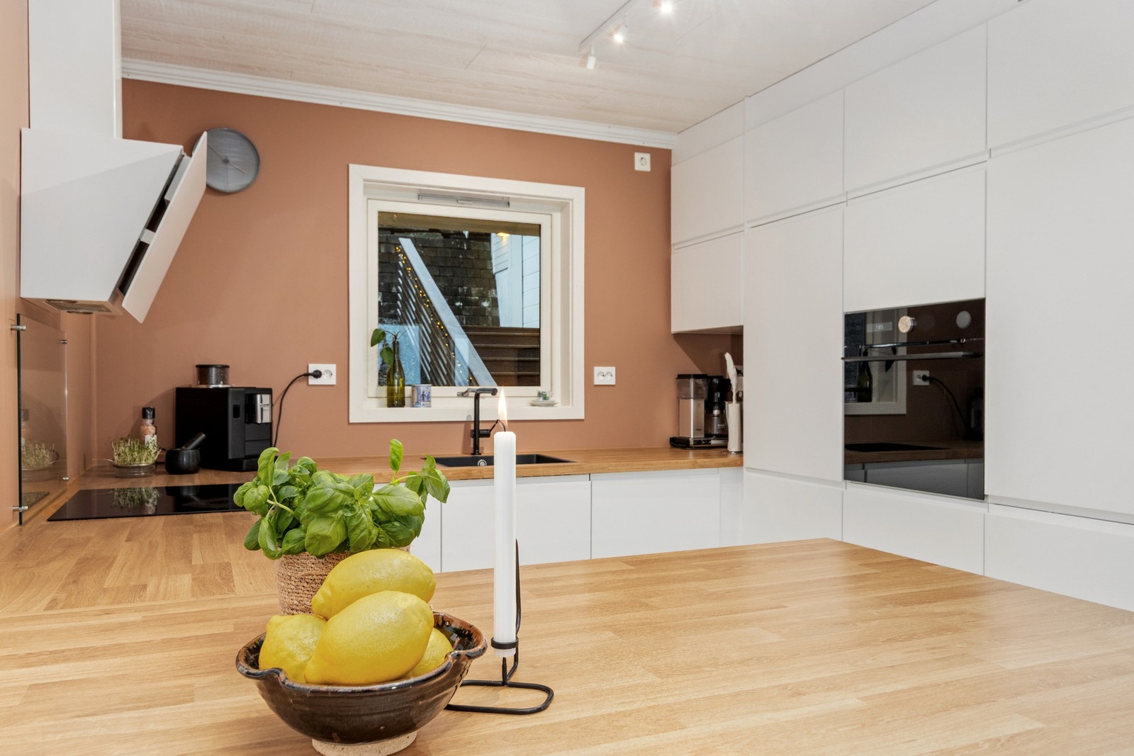 Godt med skap og benkeplass. Galleribilde