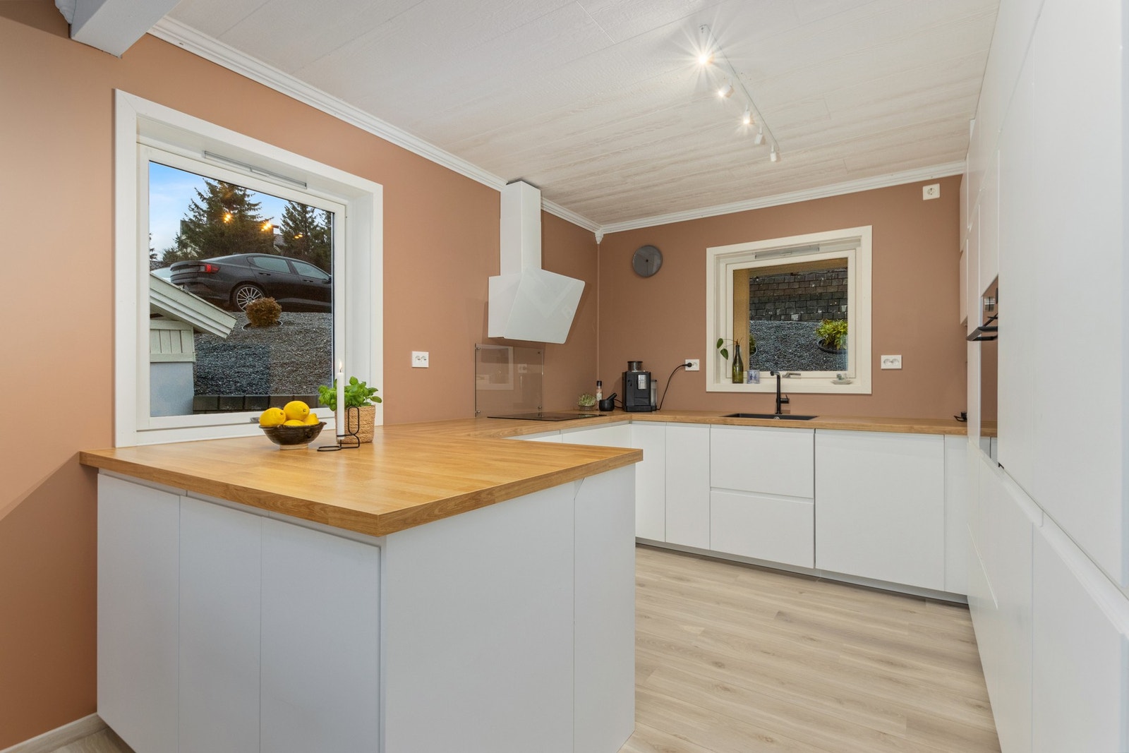 Pent oppusset kjøkken med integrerte hvitevarer. Galleribilde