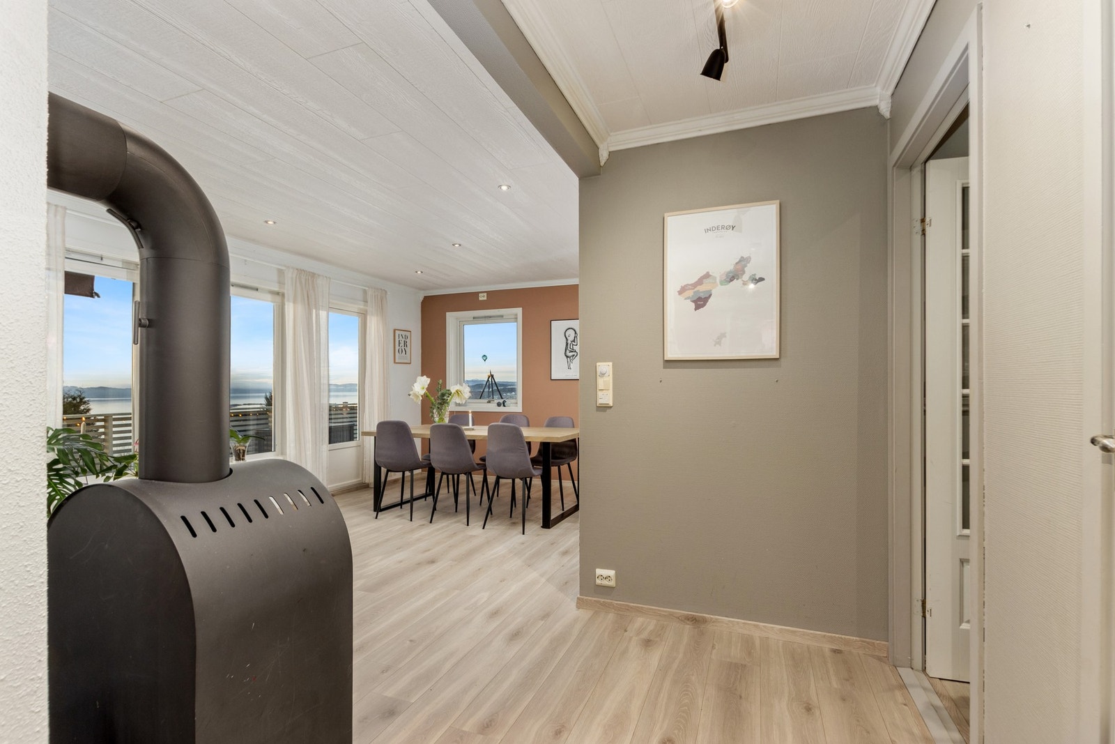 Inngangsparti på høyre side - også egen inngang inn til vaskerom. Galleribilde