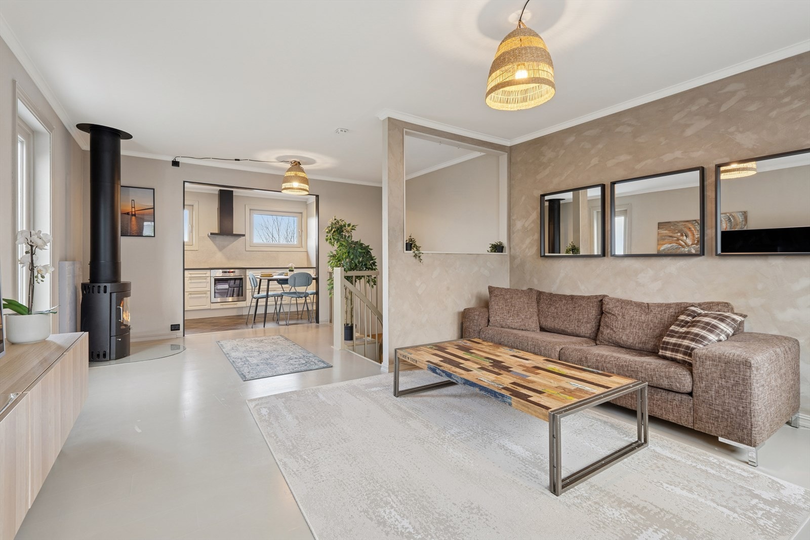 Andre etasje er enkel å møblere med sofagruppe og spisebord. Galleribilde