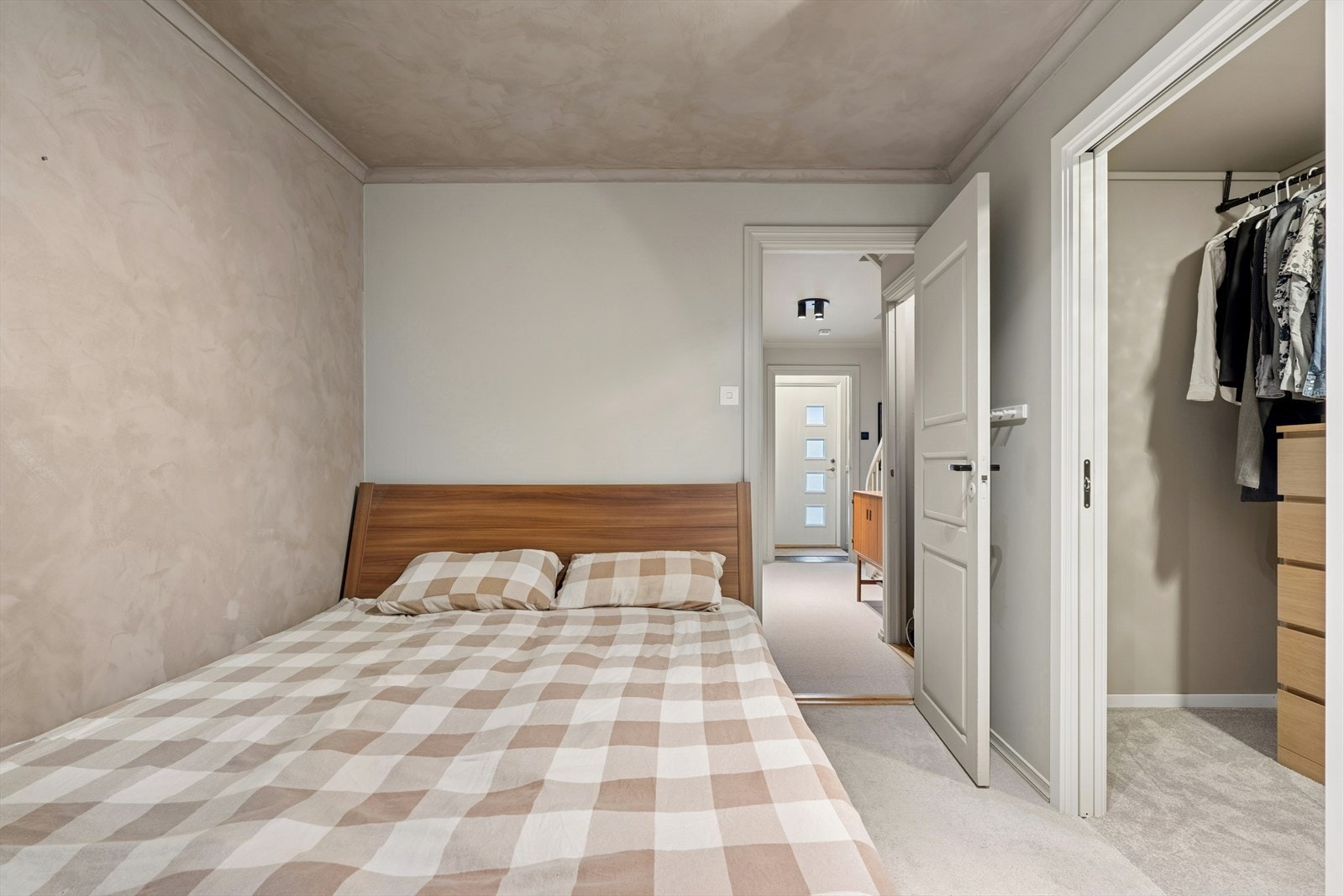 Soverommet har de delt opp slik at man får en delvis walk-in for tøy. Galleribilde