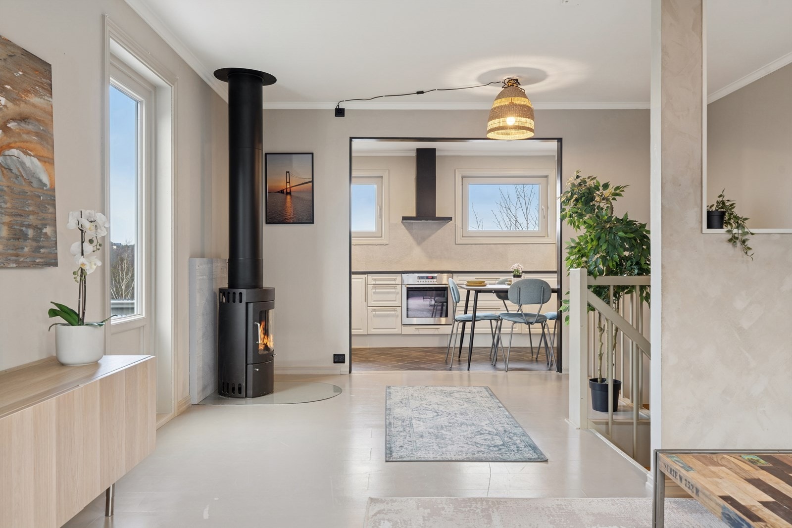 Delvis åpen stue og kjøkken løsning. Galleribilde