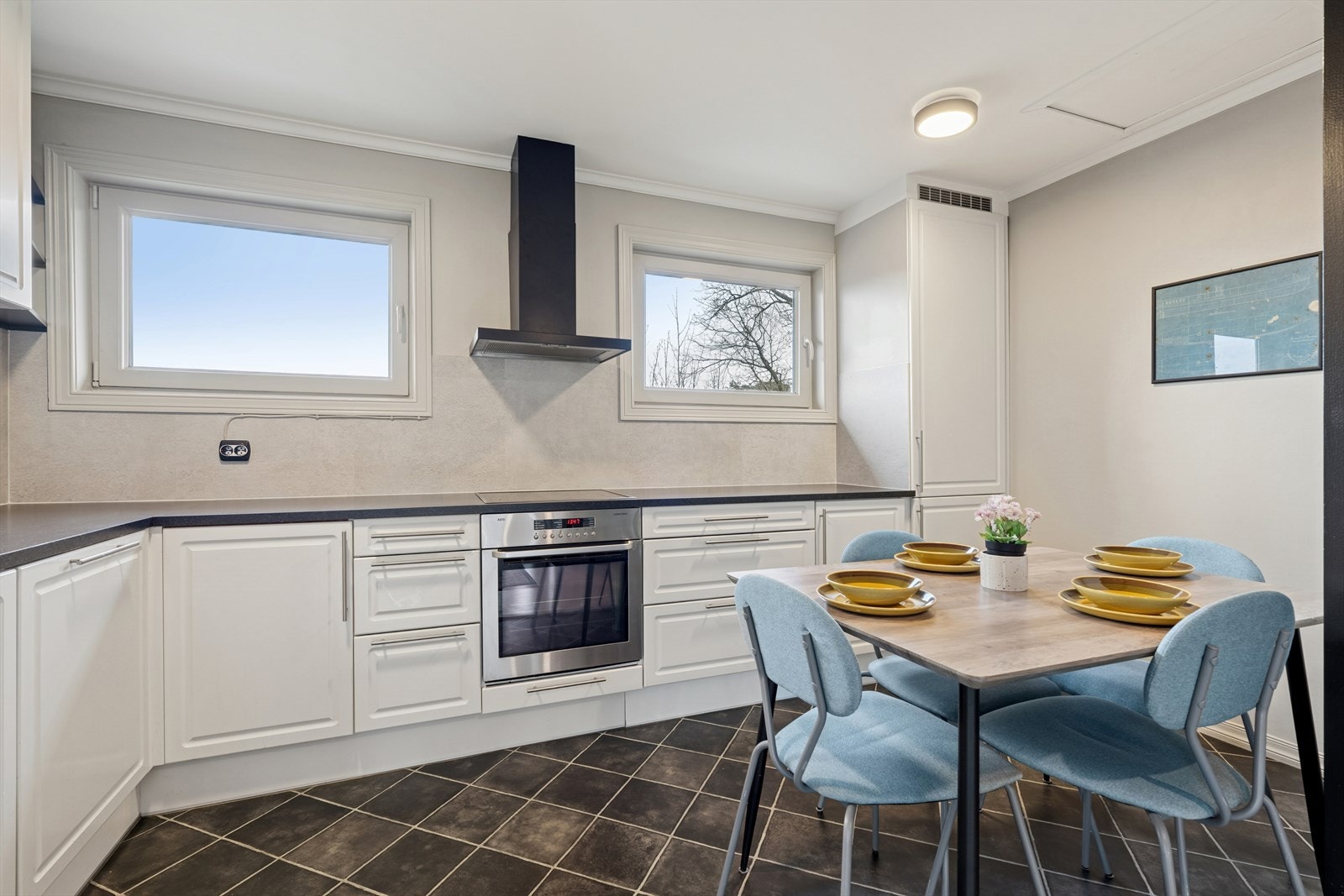 Kjøkkenet har rikelig med benkplass og god med skapplass. Galleribilde