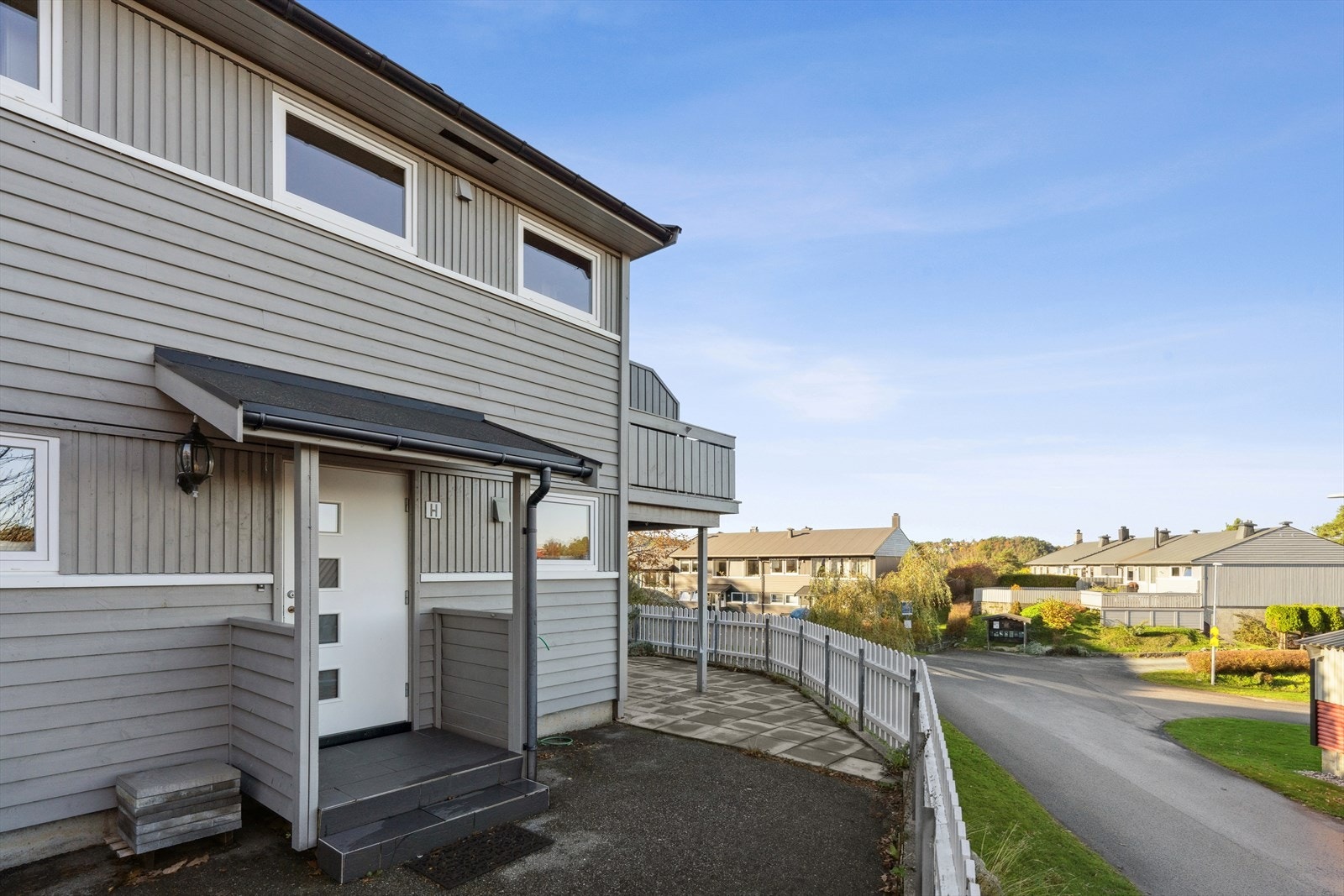 Et enderekkehus i et etablert og godt borettslag. Galleribilde