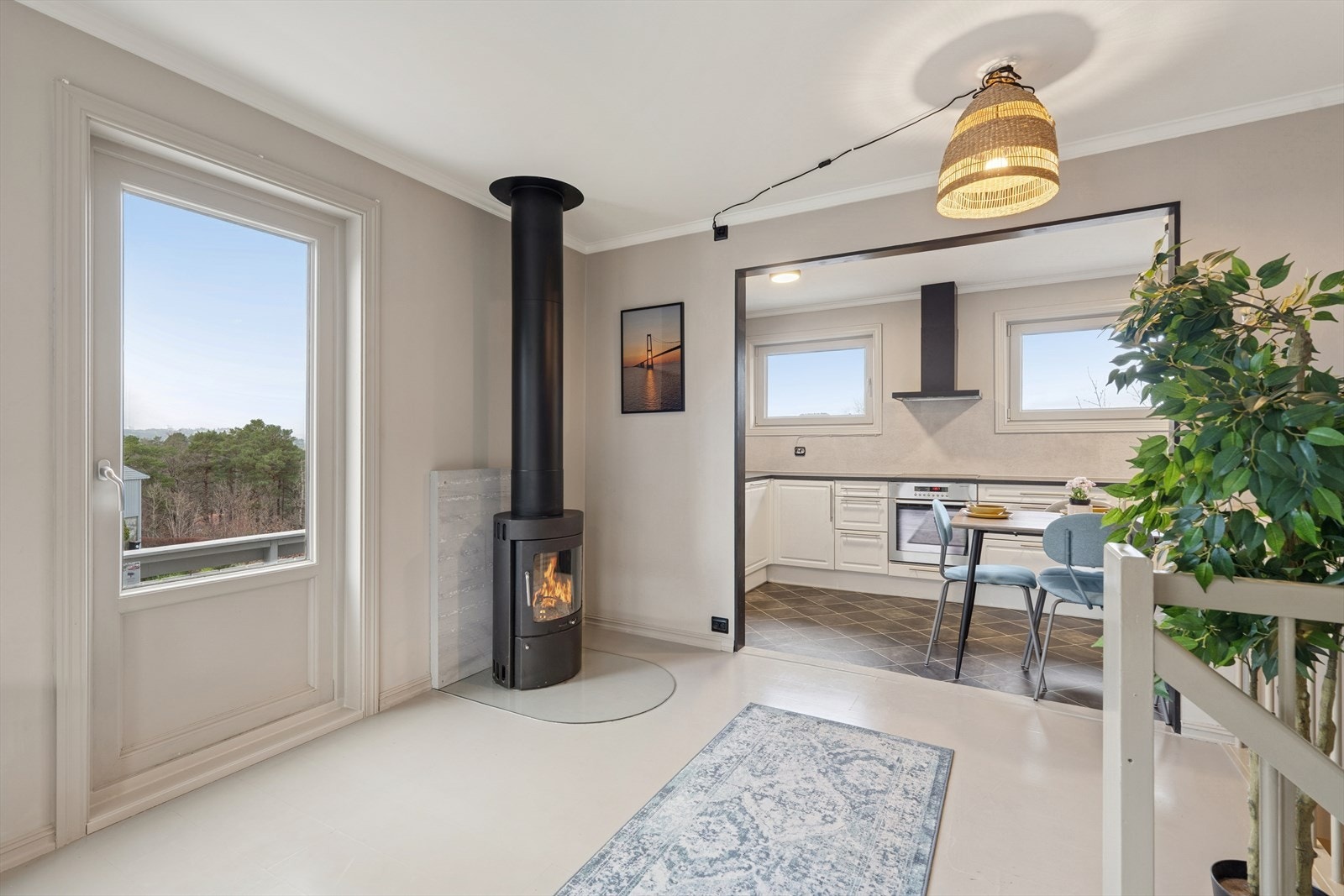 I stuen finner man en vedovn som gir en god varme men også en hyggelig atmosfære. Galleribilde