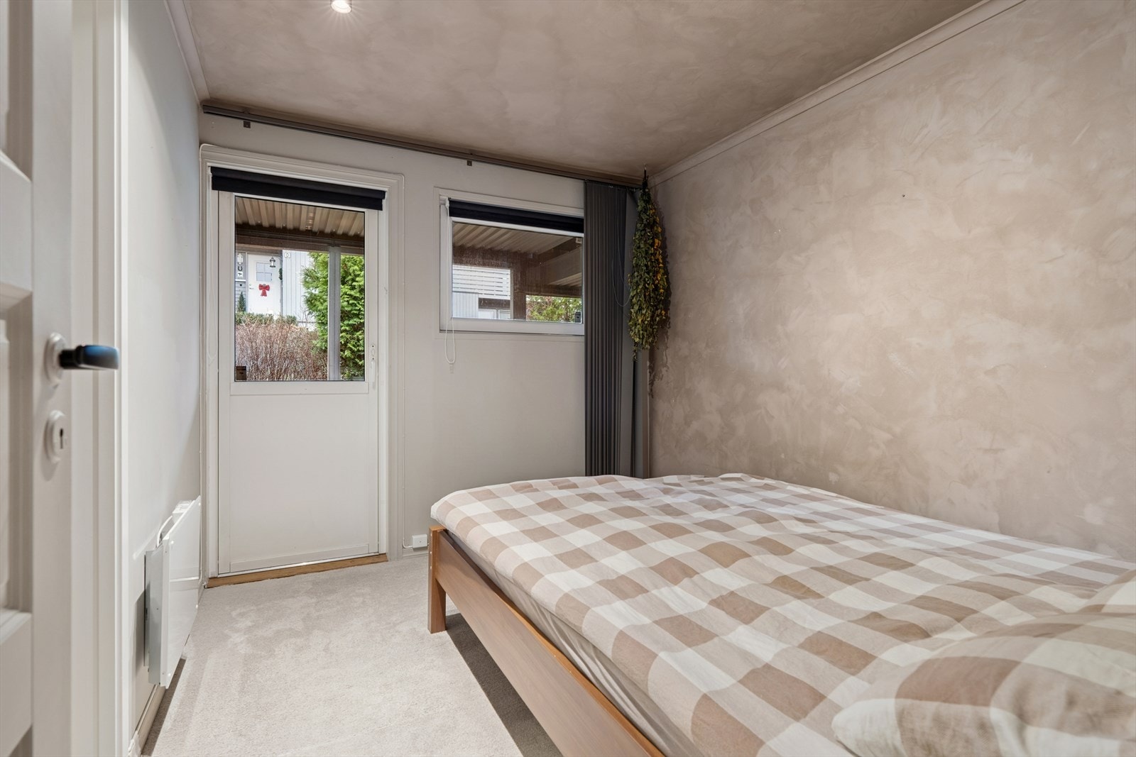 Fra soverommet er det utgang til hage. Galleribilde