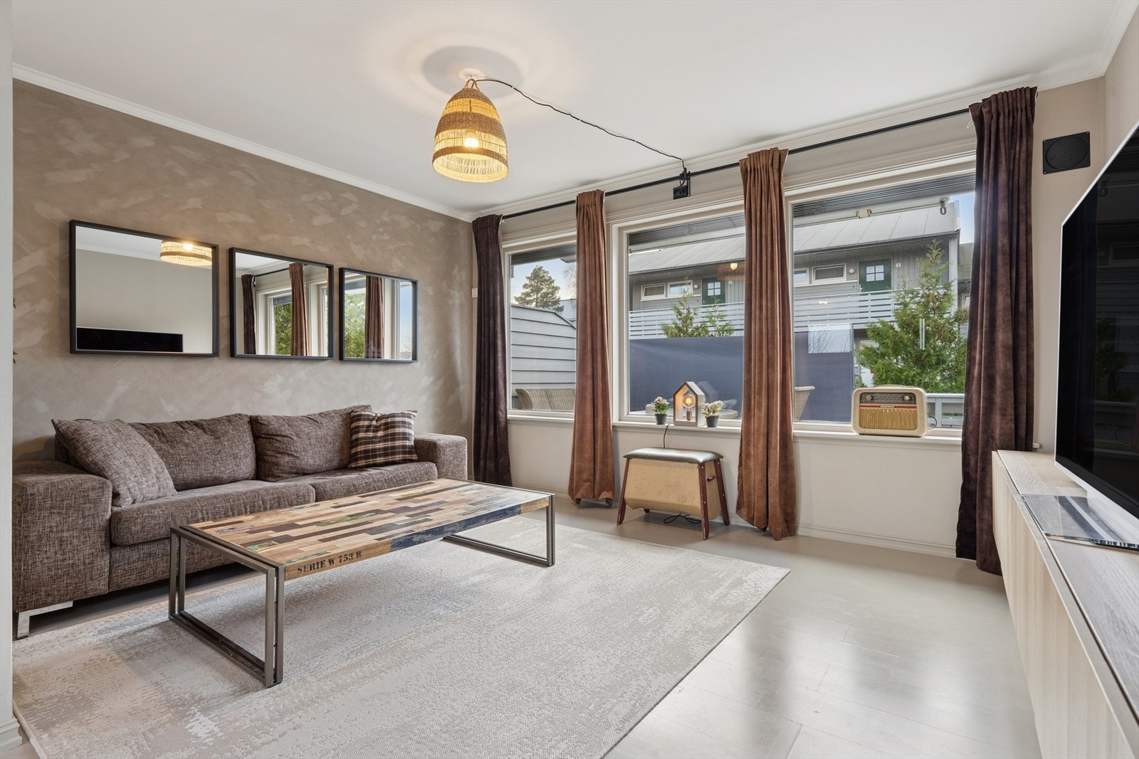 Stuen er malt i en delikat farge med kontrast vegg. Galleribilde